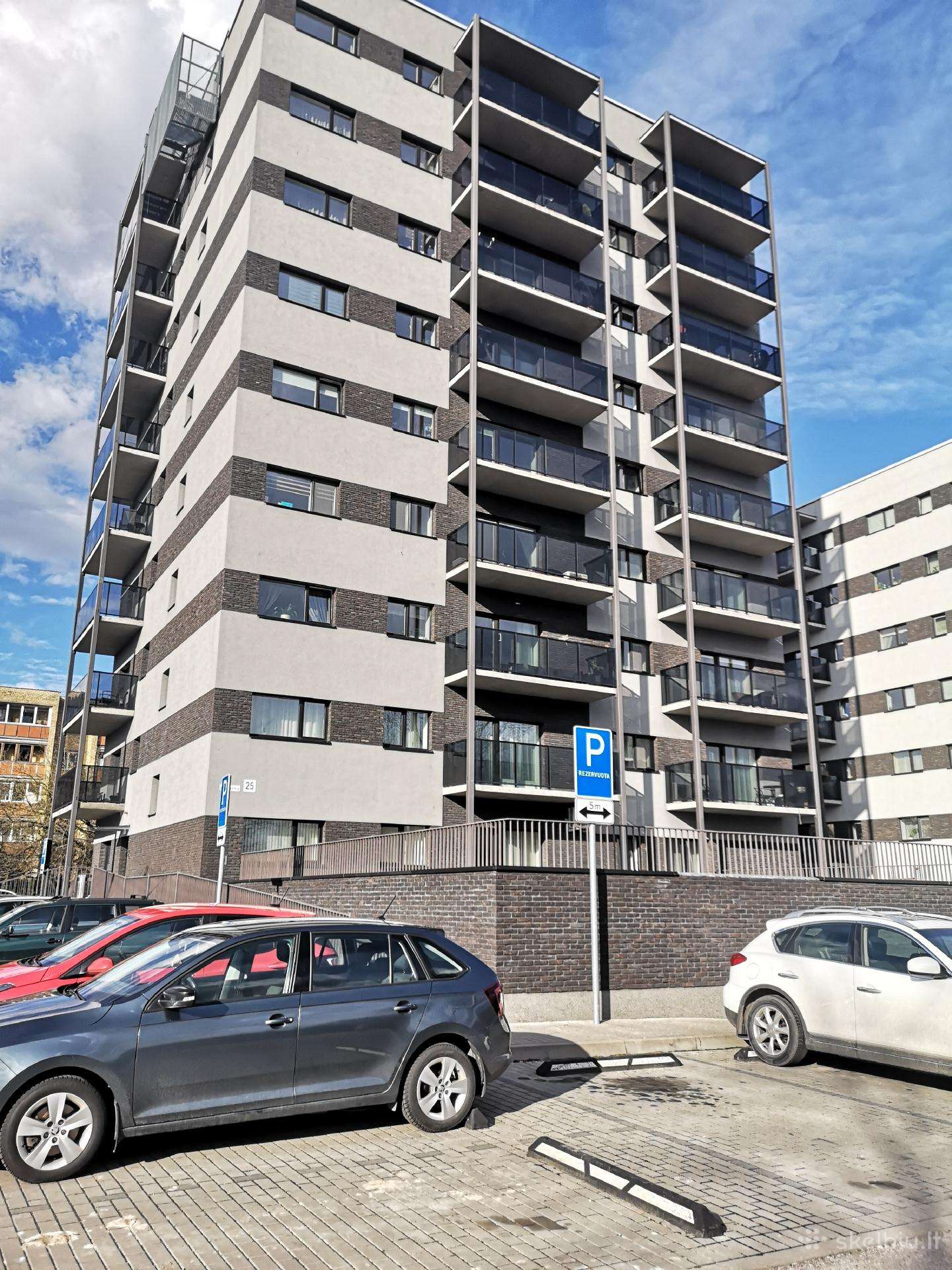 Jaukus butas su terasa ir vieta automobiliui