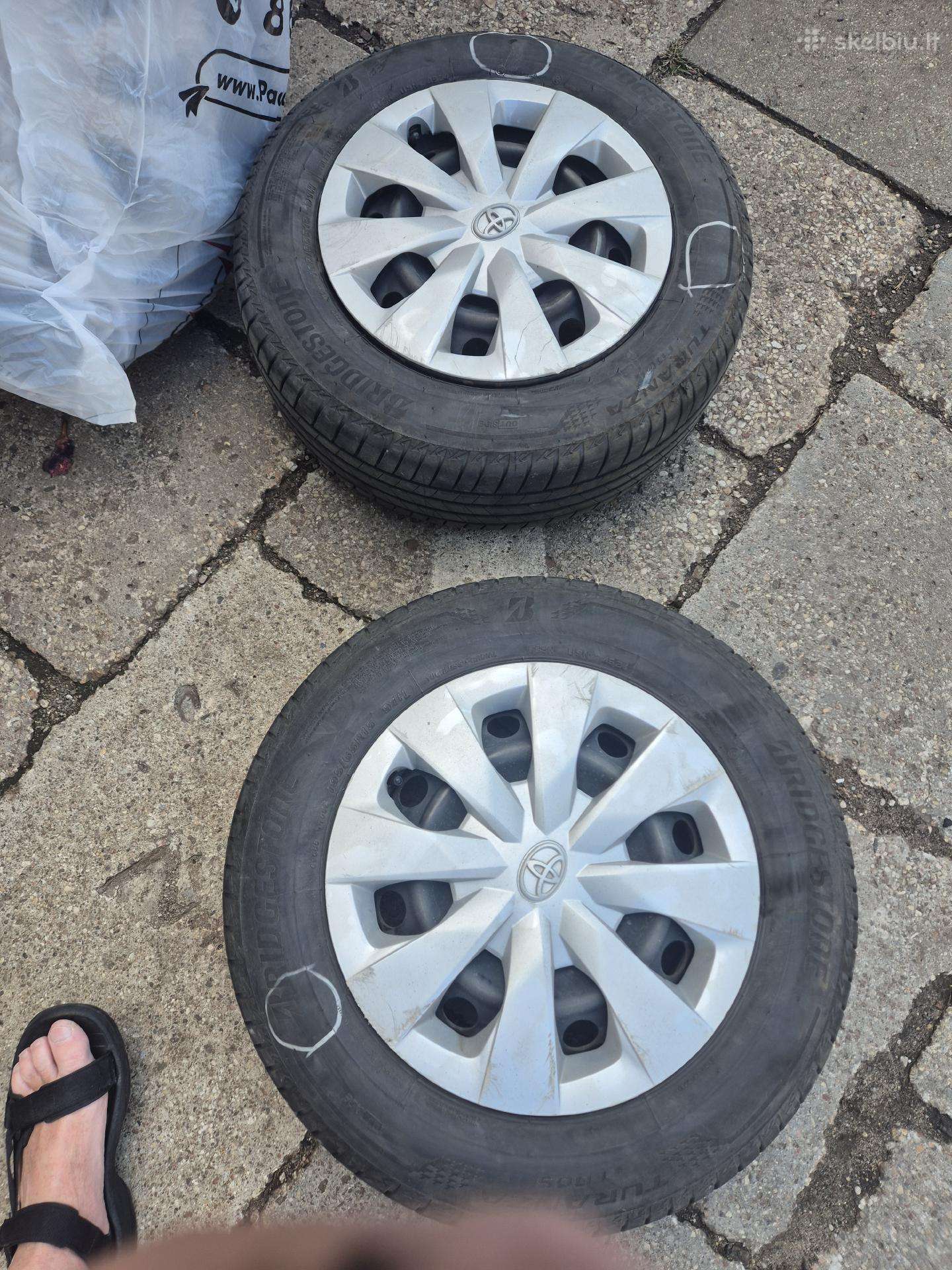 Toyotos corollos ratai su padangomis