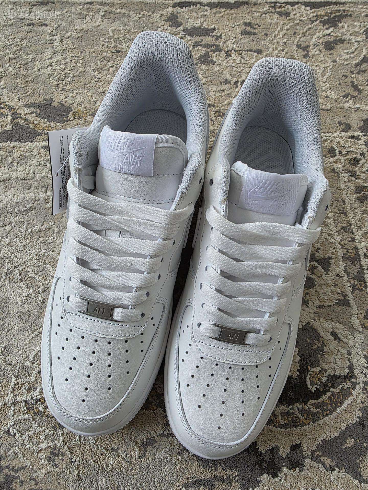 Nike balti sportbačiai.