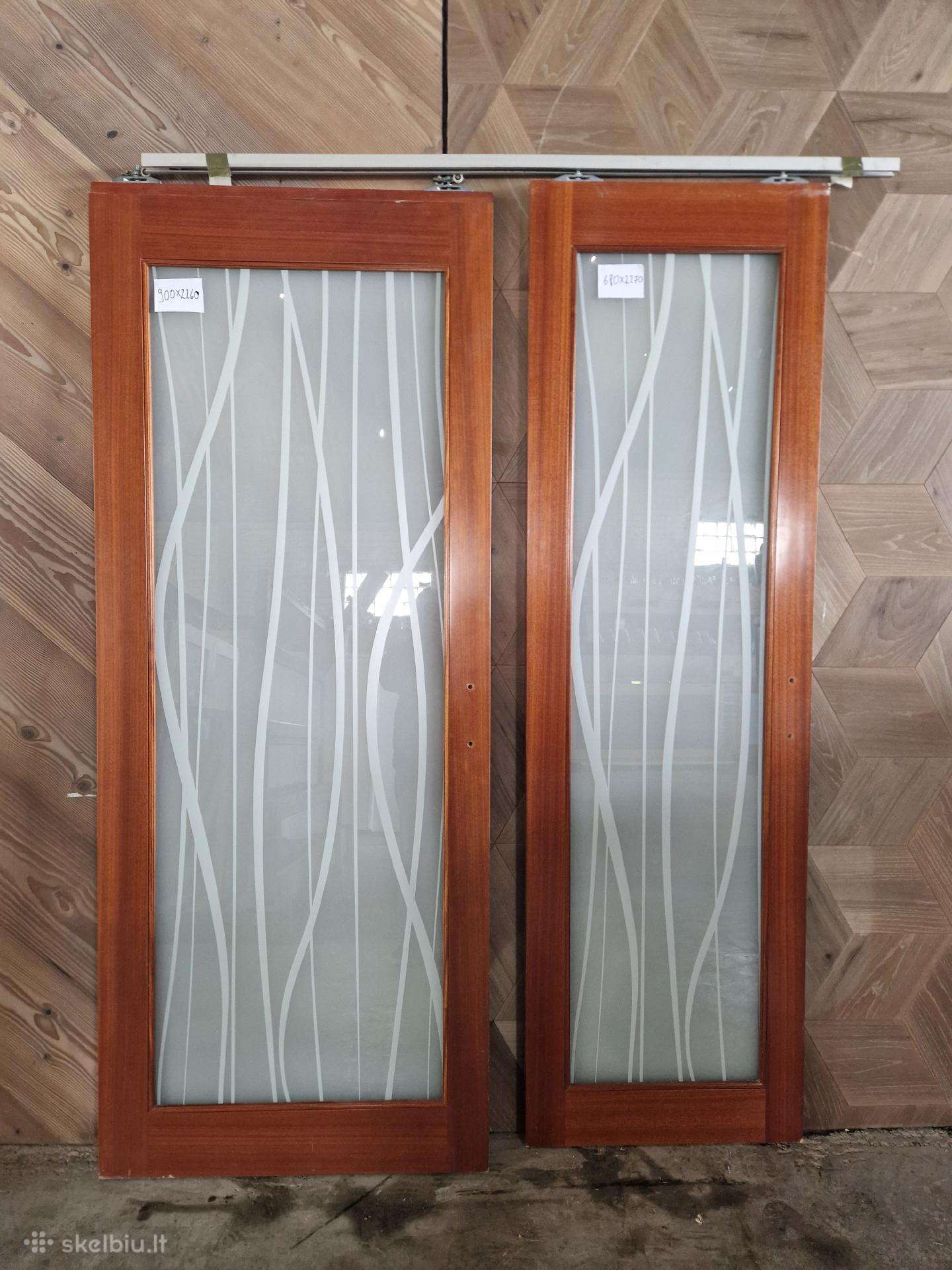 Raudonmedžio fanieruotės stumdomos durys