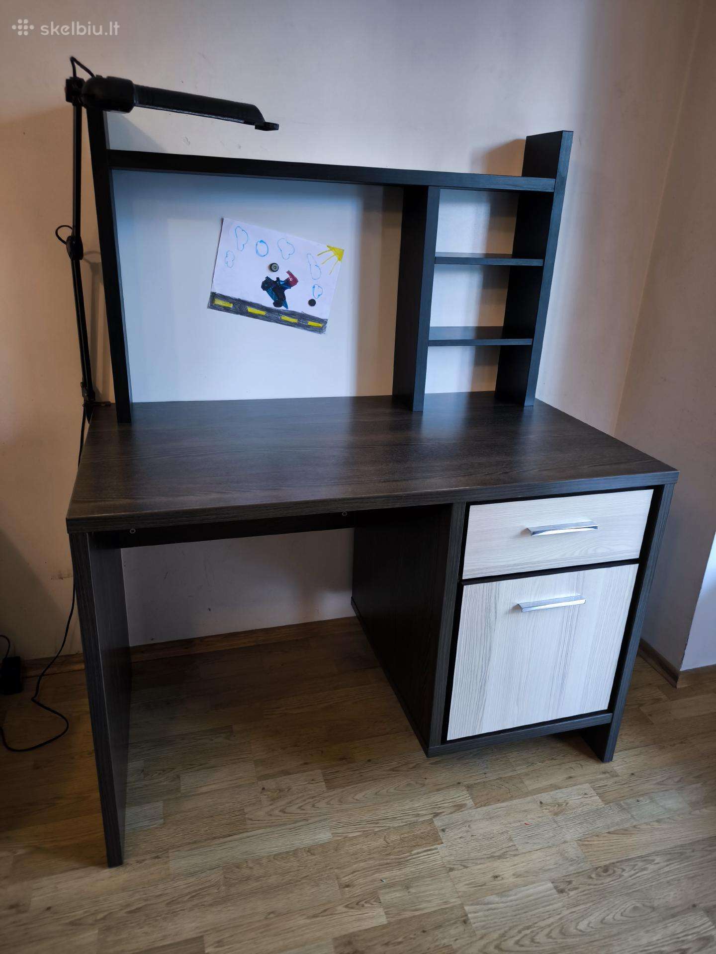 Rašomasis stalas su su stalčiais ir lentyna.