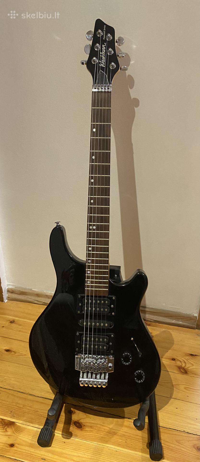 Juoda elektrinė gitara su Floyd Rose tremolo