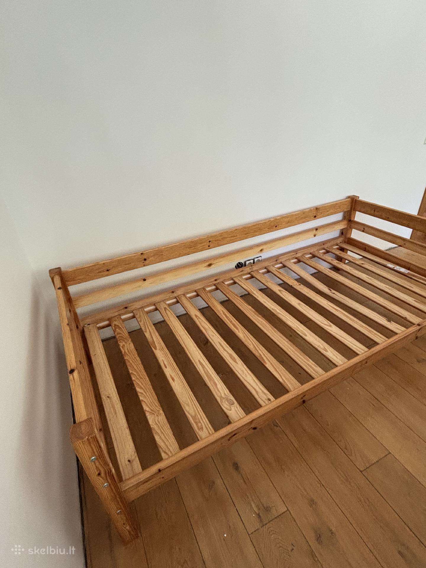 Medinė lova ir komoda su ratukais