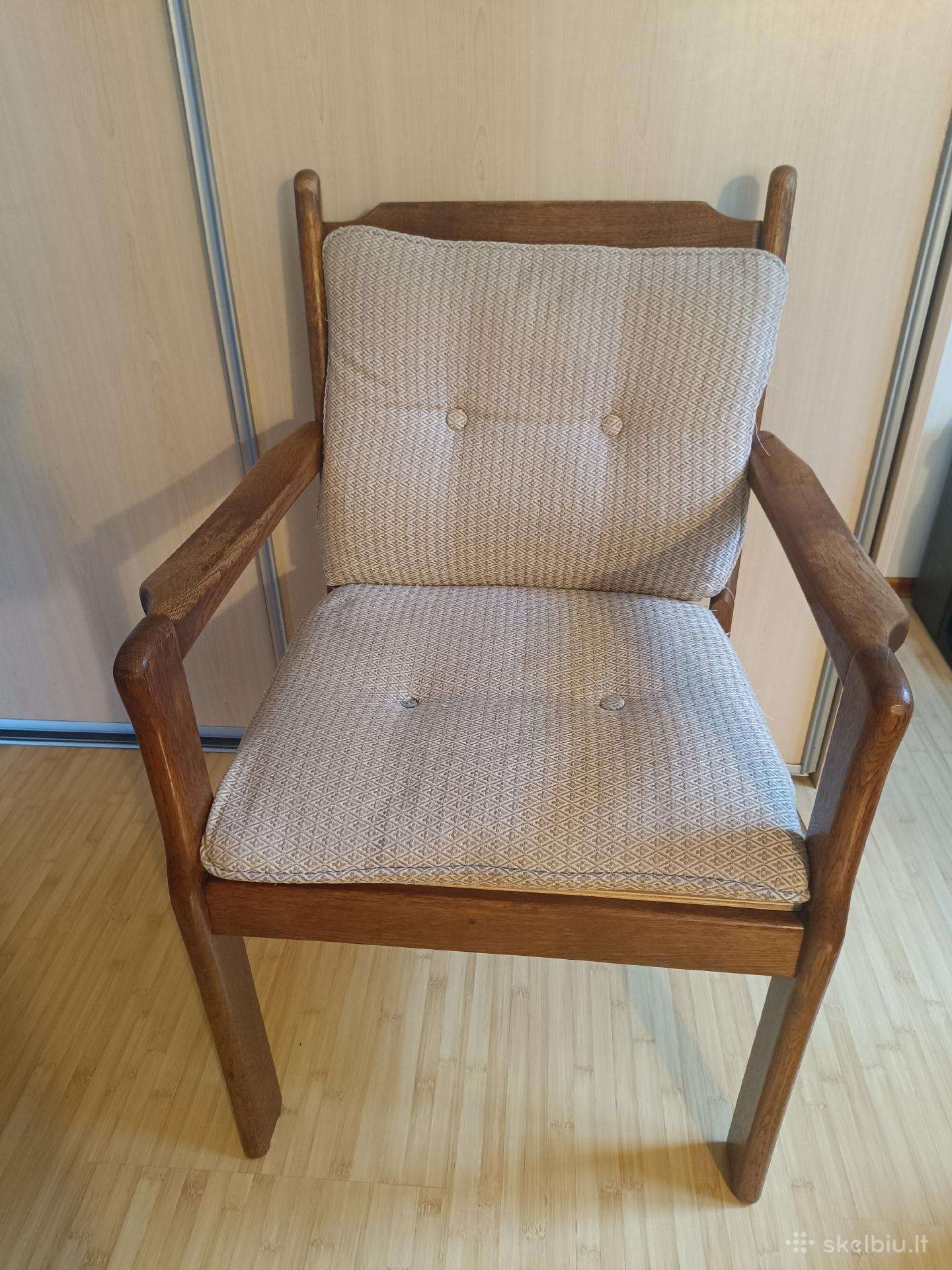 Krėslas ir dvi kėdės