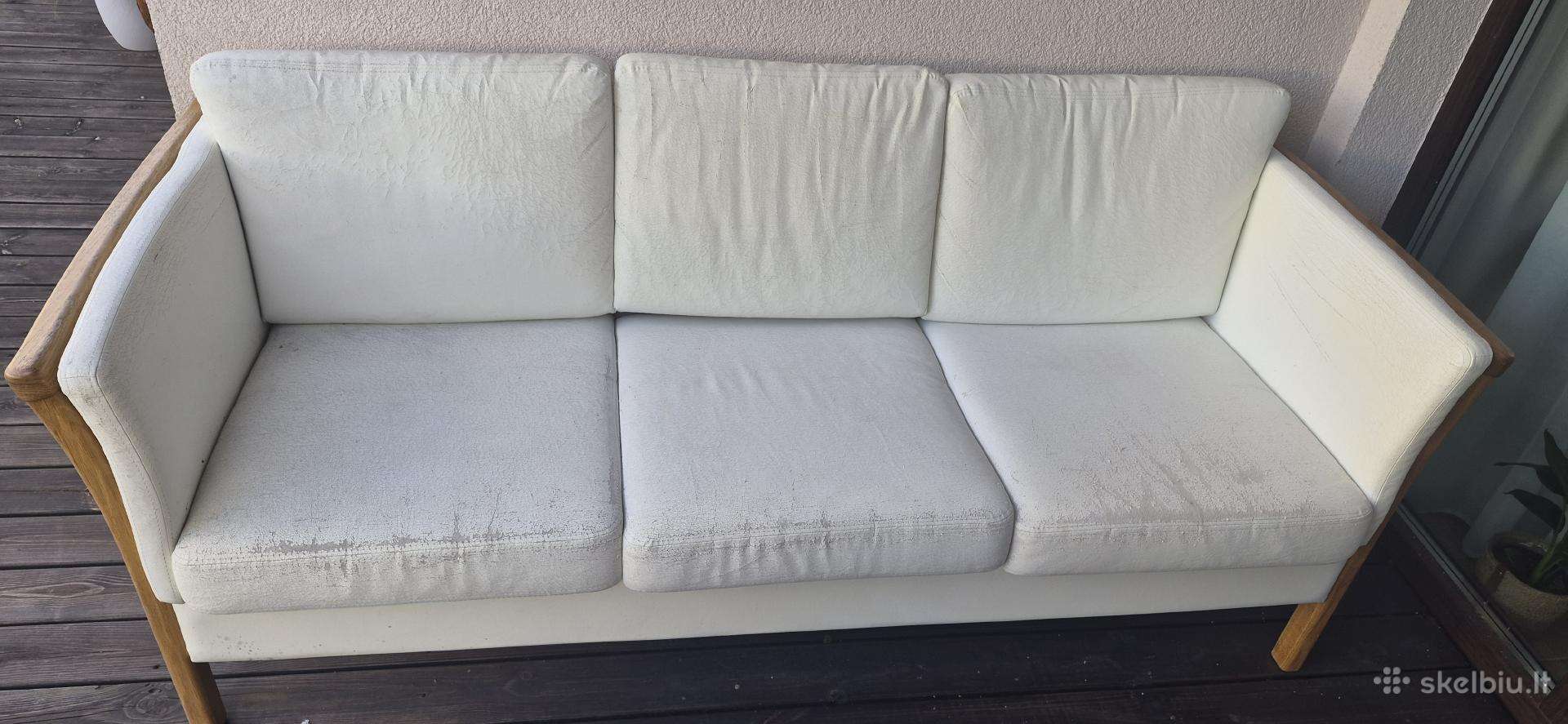 Dovanoju. Balta sofa