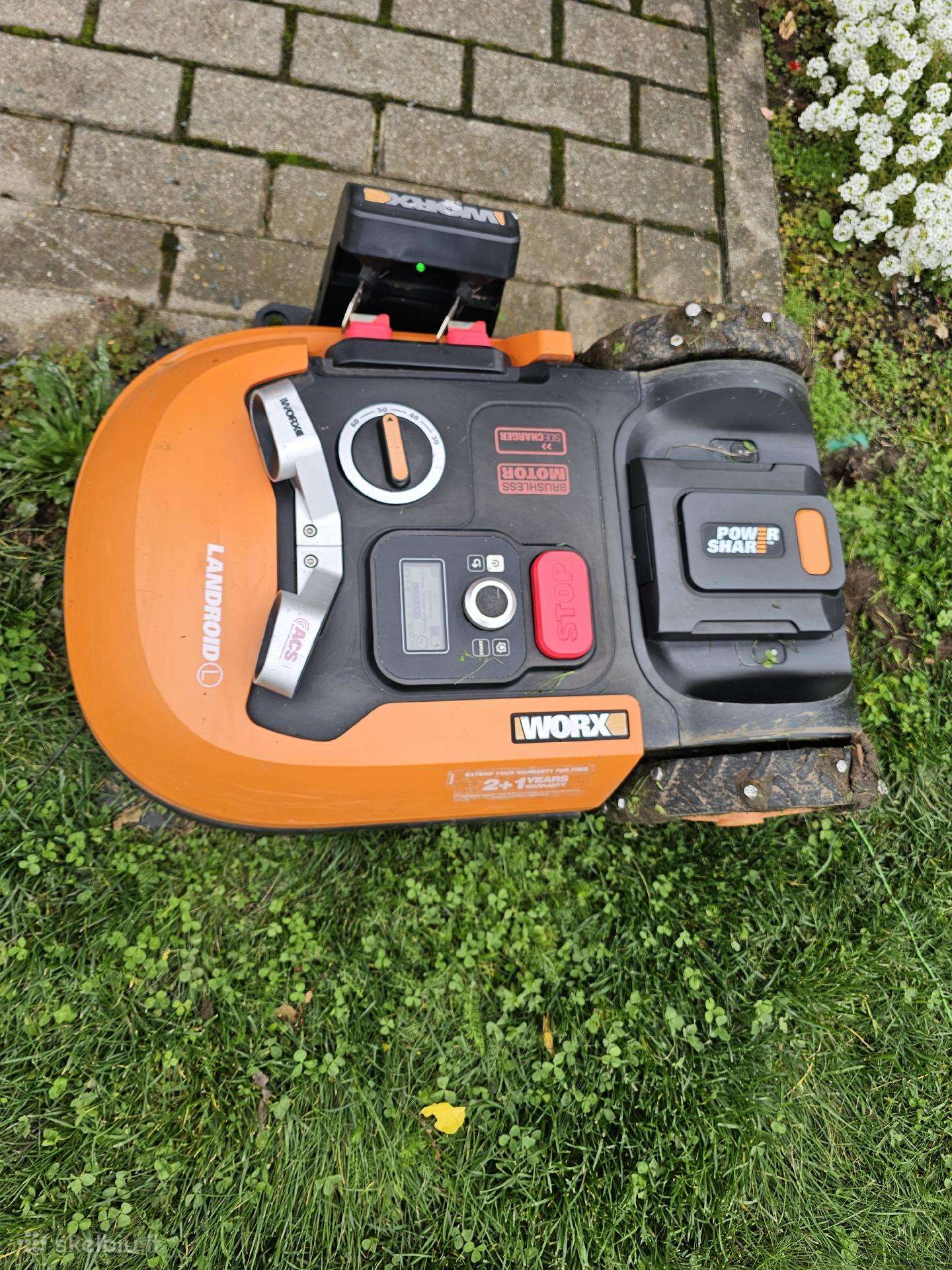 Veikiantis ir darbingas robotas su Acs sistema