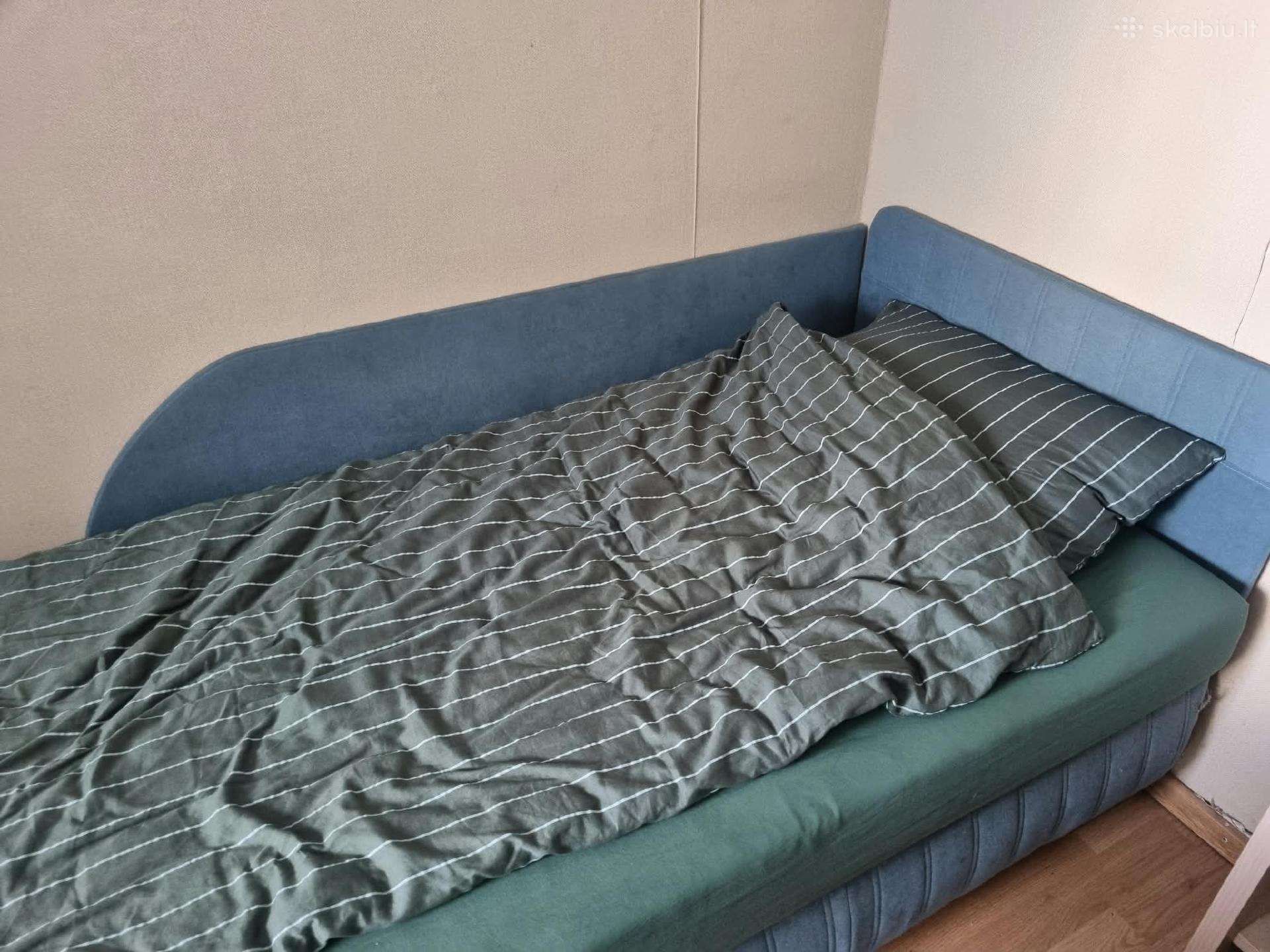 Tvarkinga lova su daiktadezem.