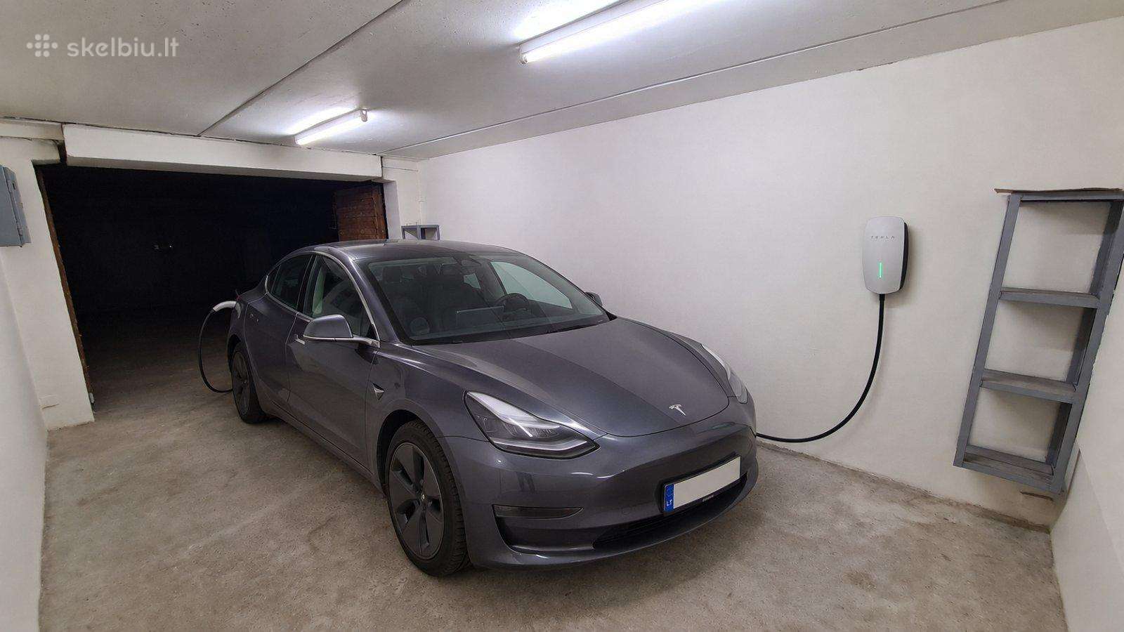 Garažas elektromobiliui su įkrovimo stotele