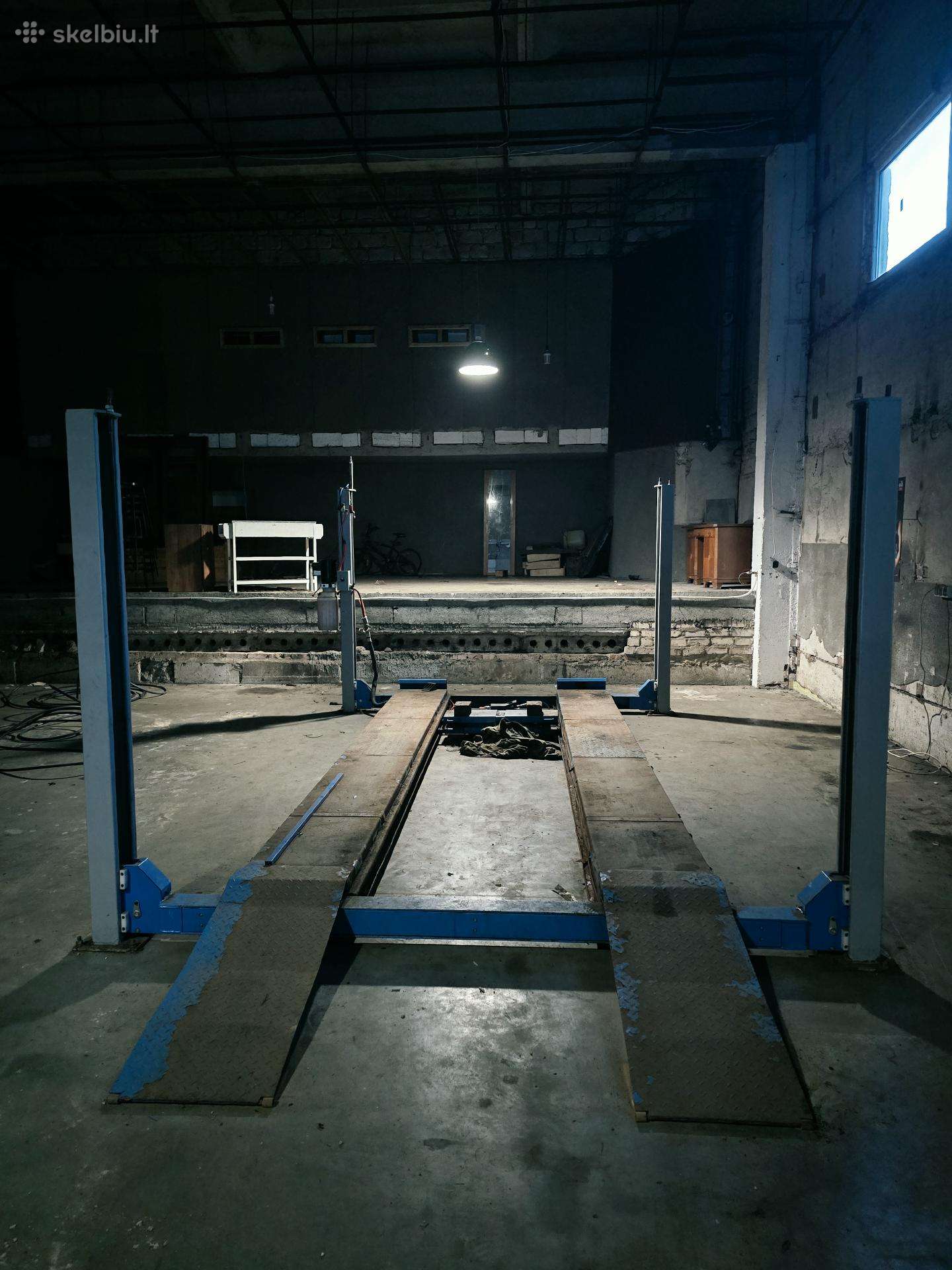 4 kolonų automobilinis keltuvas 5,5 t, 380 V
