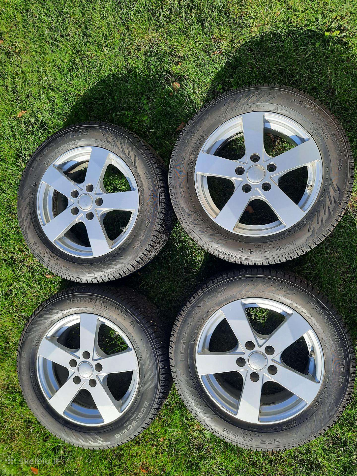 Parduodami Toyota ratlankius su padangomis R16