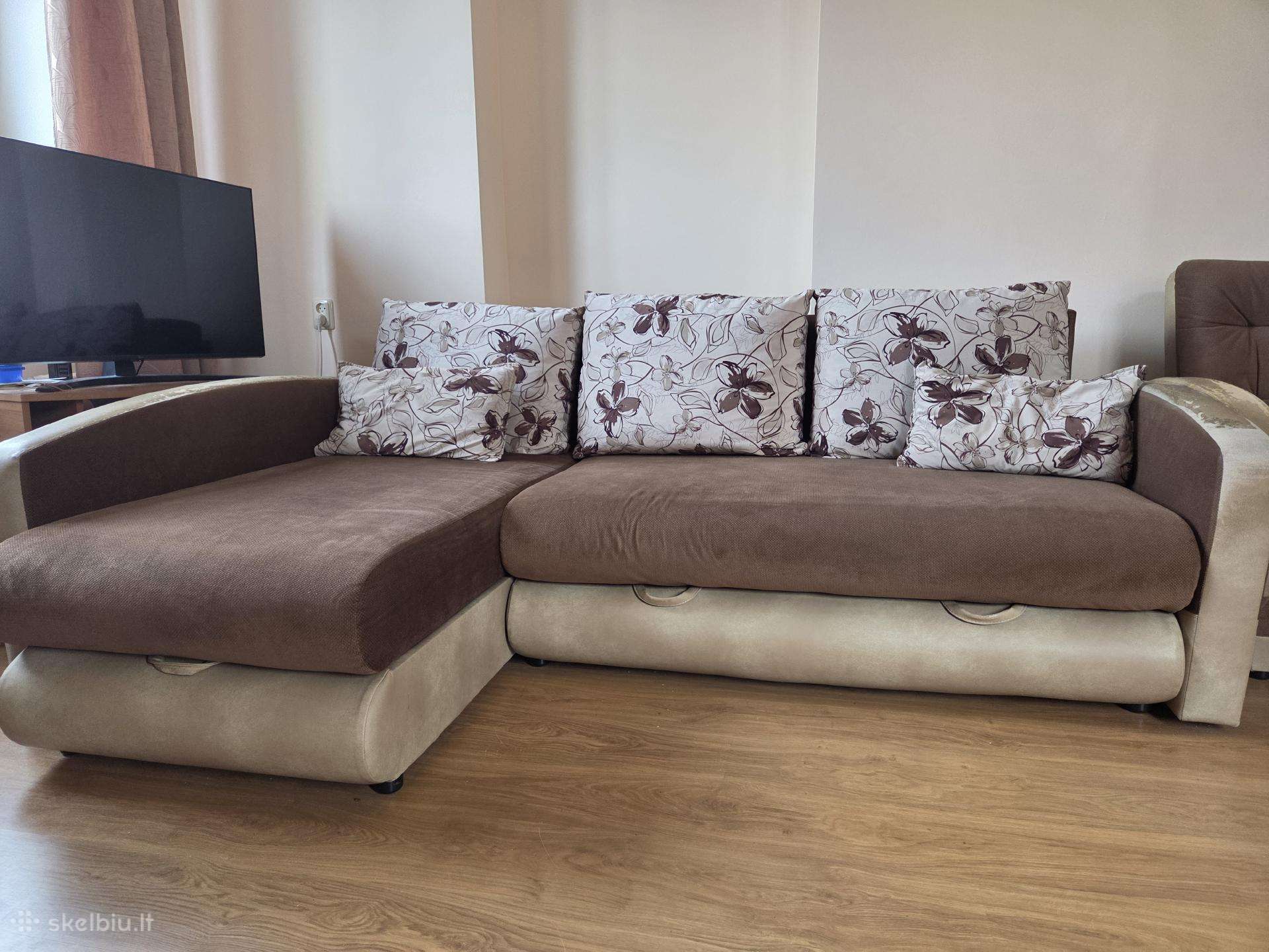 Kampinė sofa-lova ir du foteliai