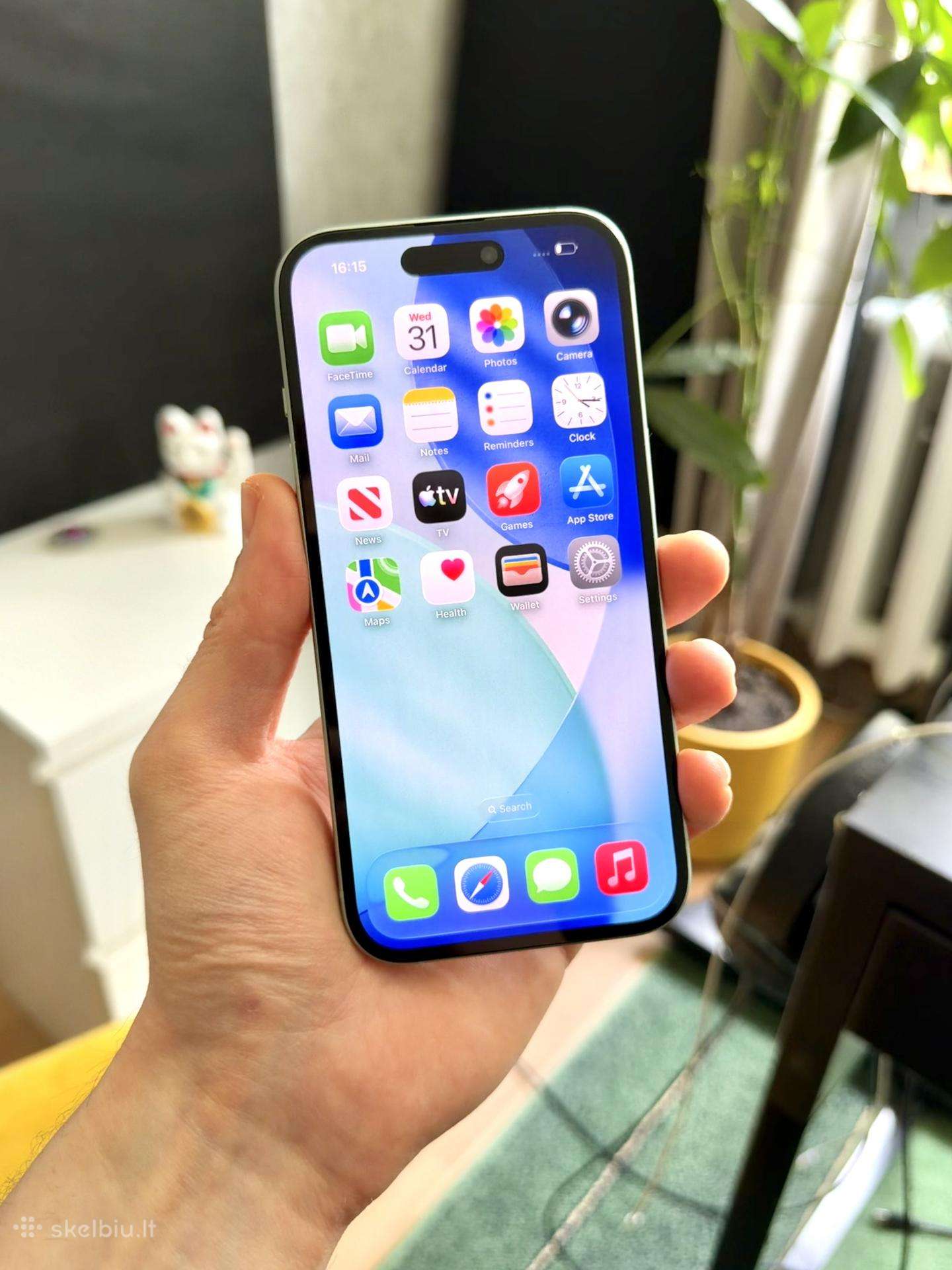 iPhone 15 Green