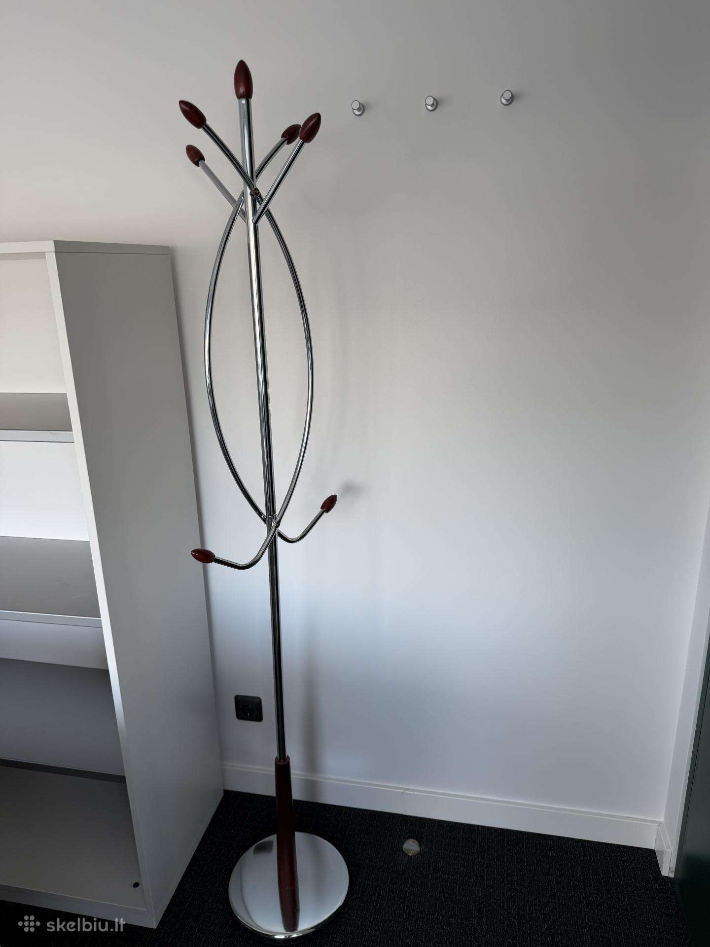 Chromuoto metalo pastatoma drabužių kabykla