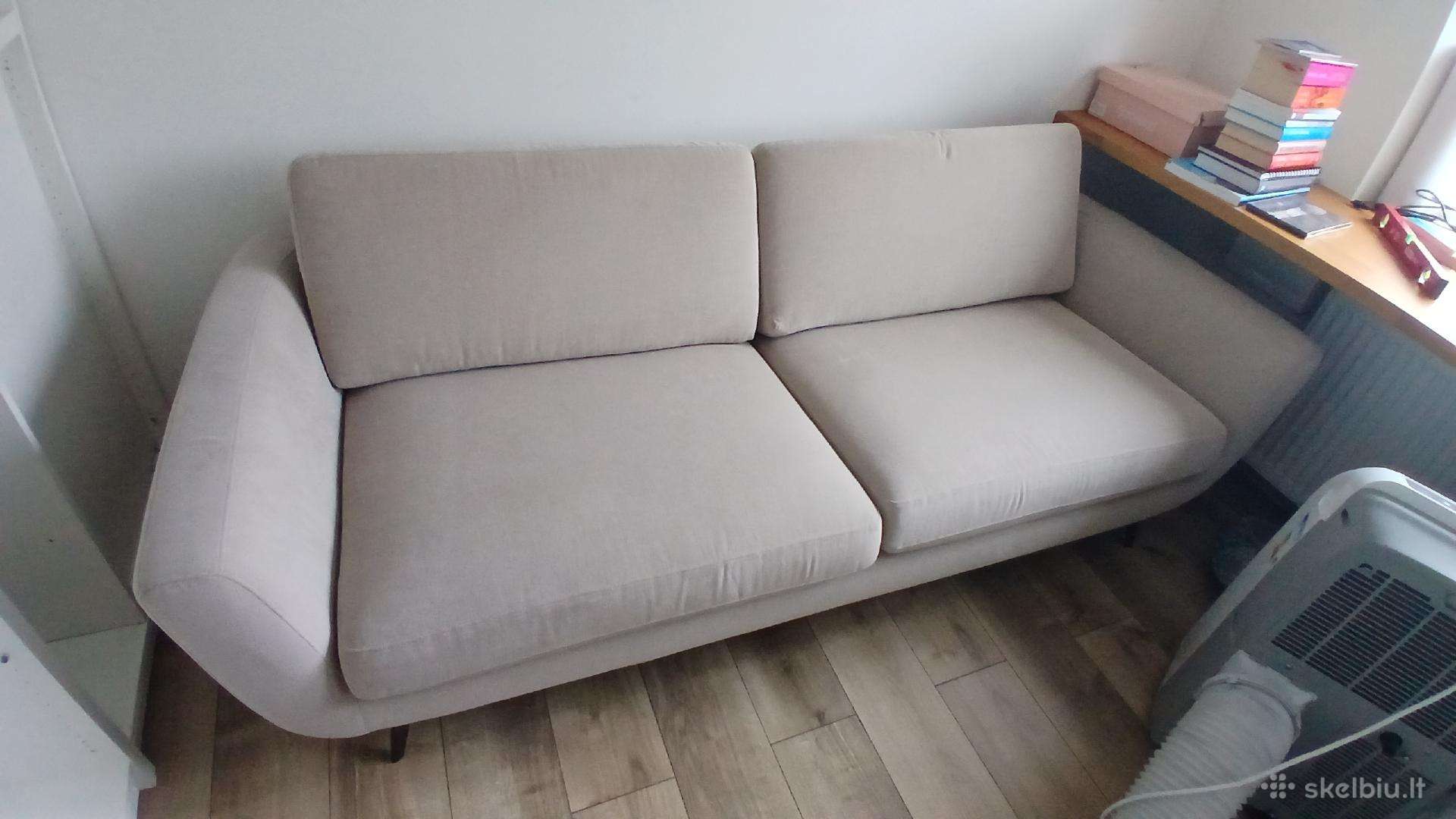 Moderni 3 vietų sofa su dideliu pufu