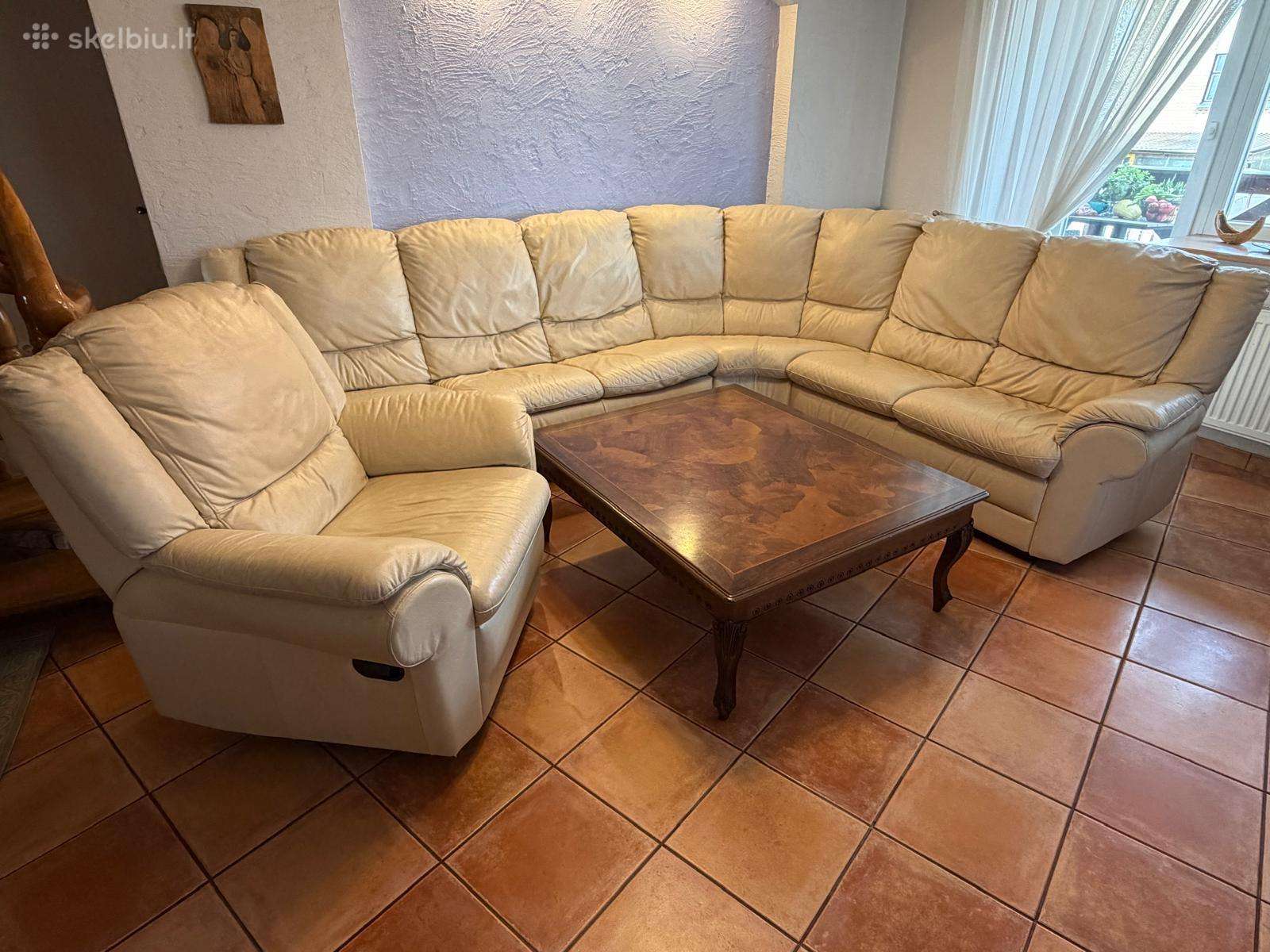 Itališkas odinis kampas su foteliu