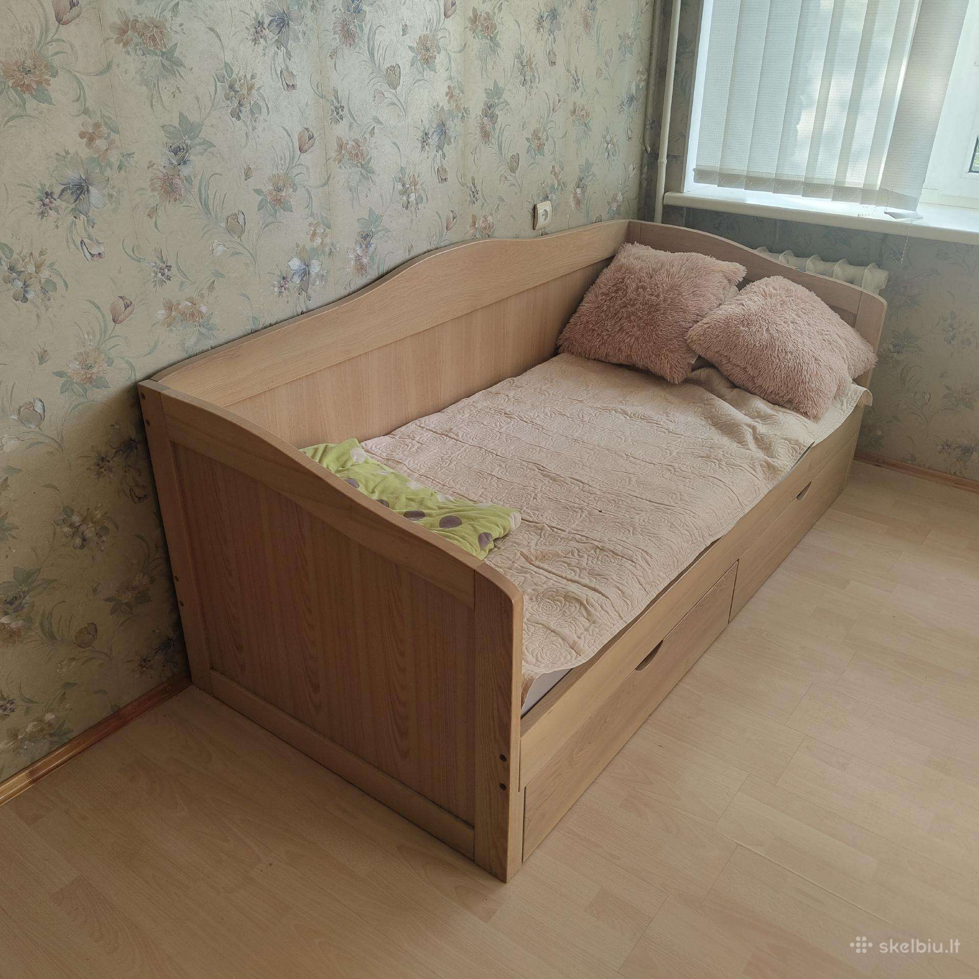 Viengulė uosio medžio masyvo lova su čiuziniu