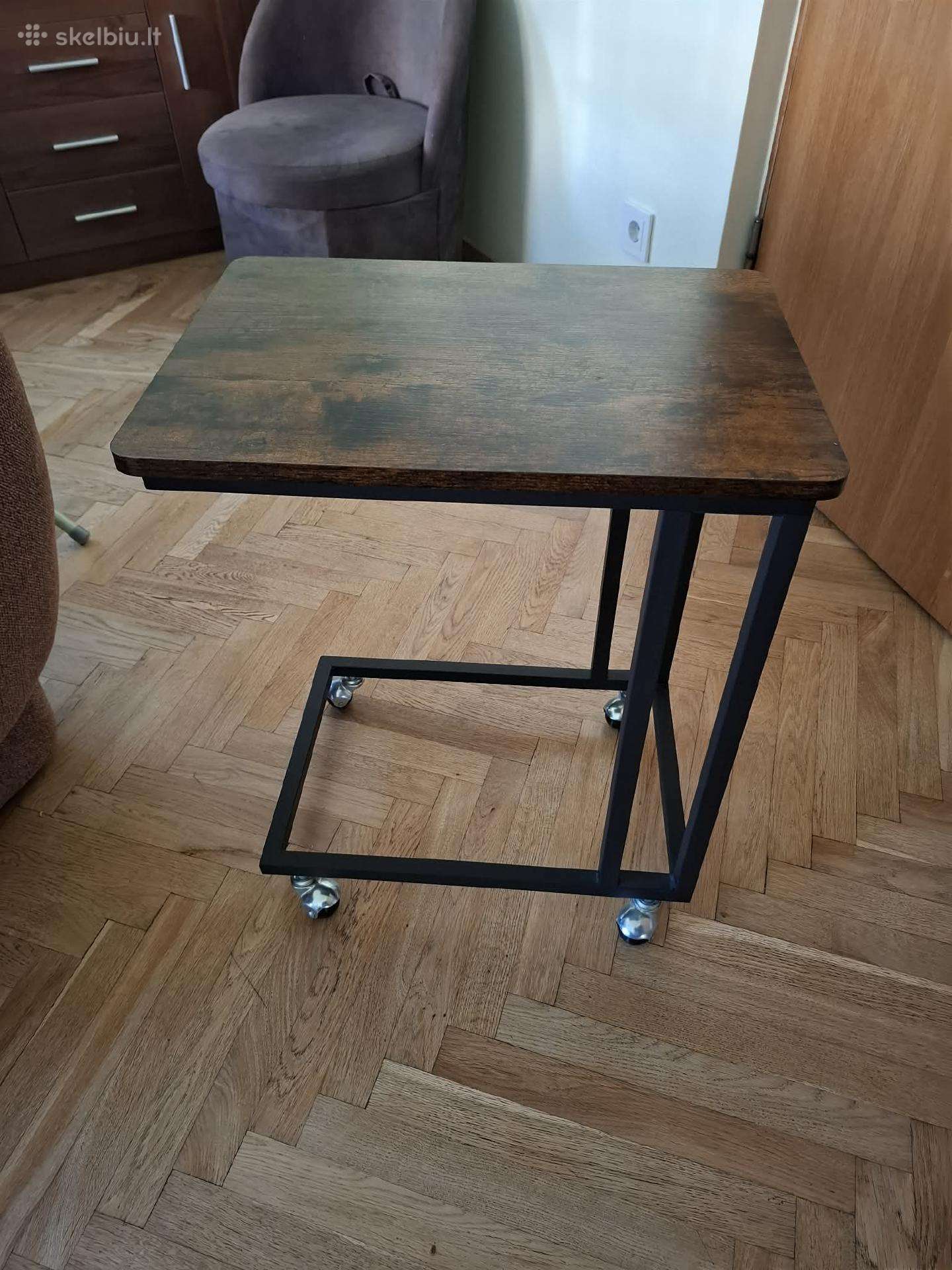 Šoninis staliukas prie lovos ar sofos