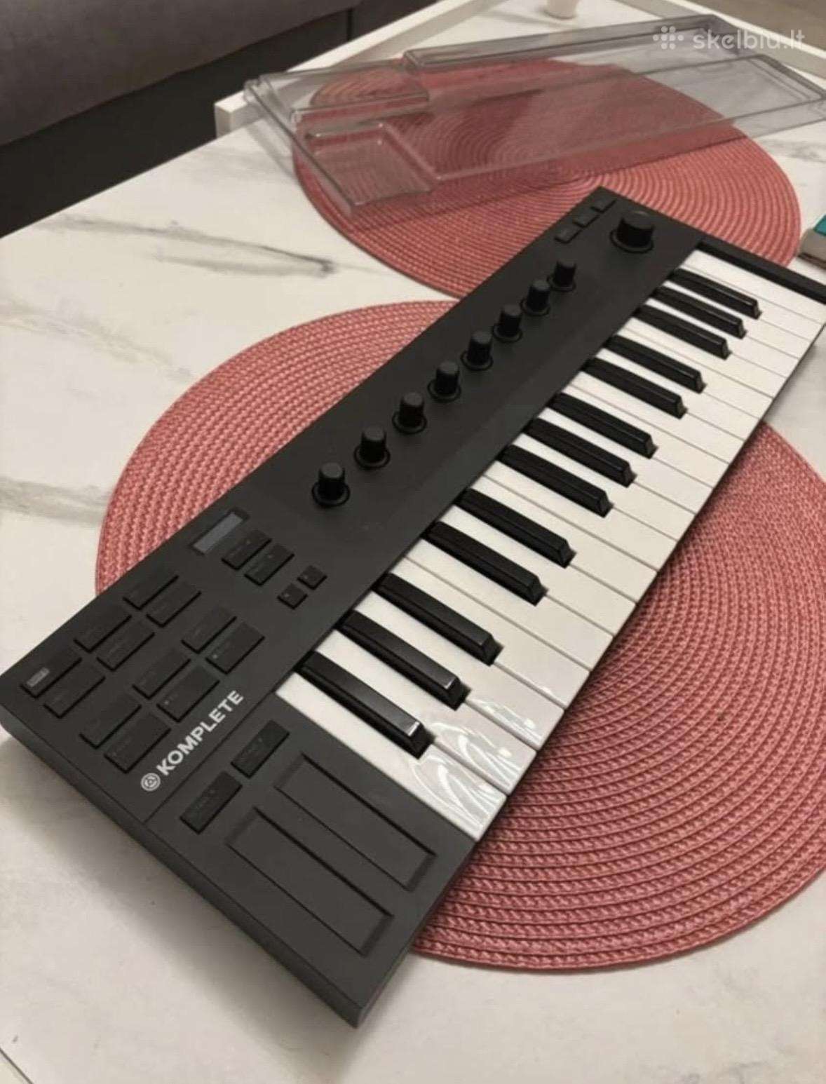 Native Instruments Mk32 + dustcap