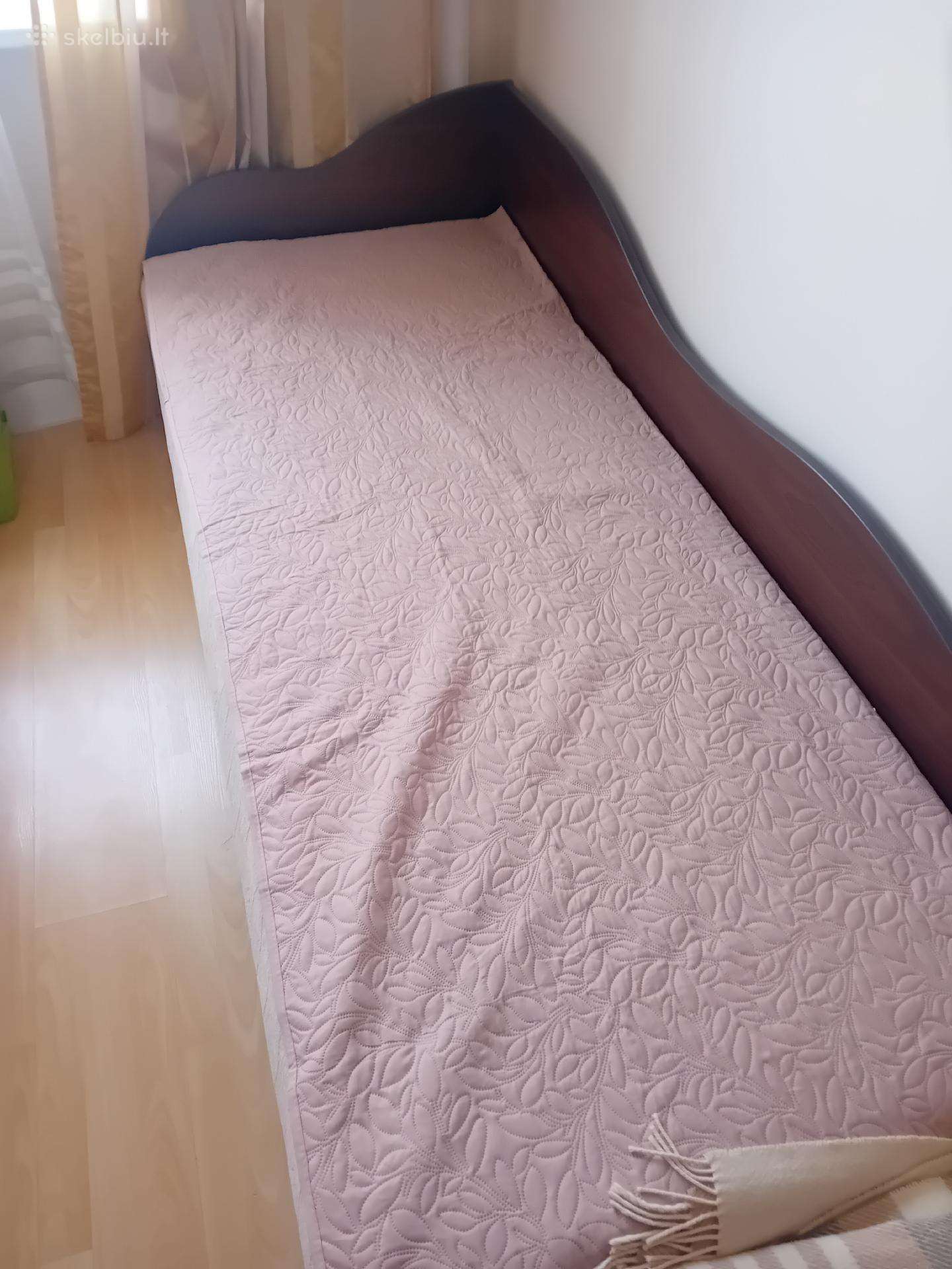 Viengule lova su daiktadeže