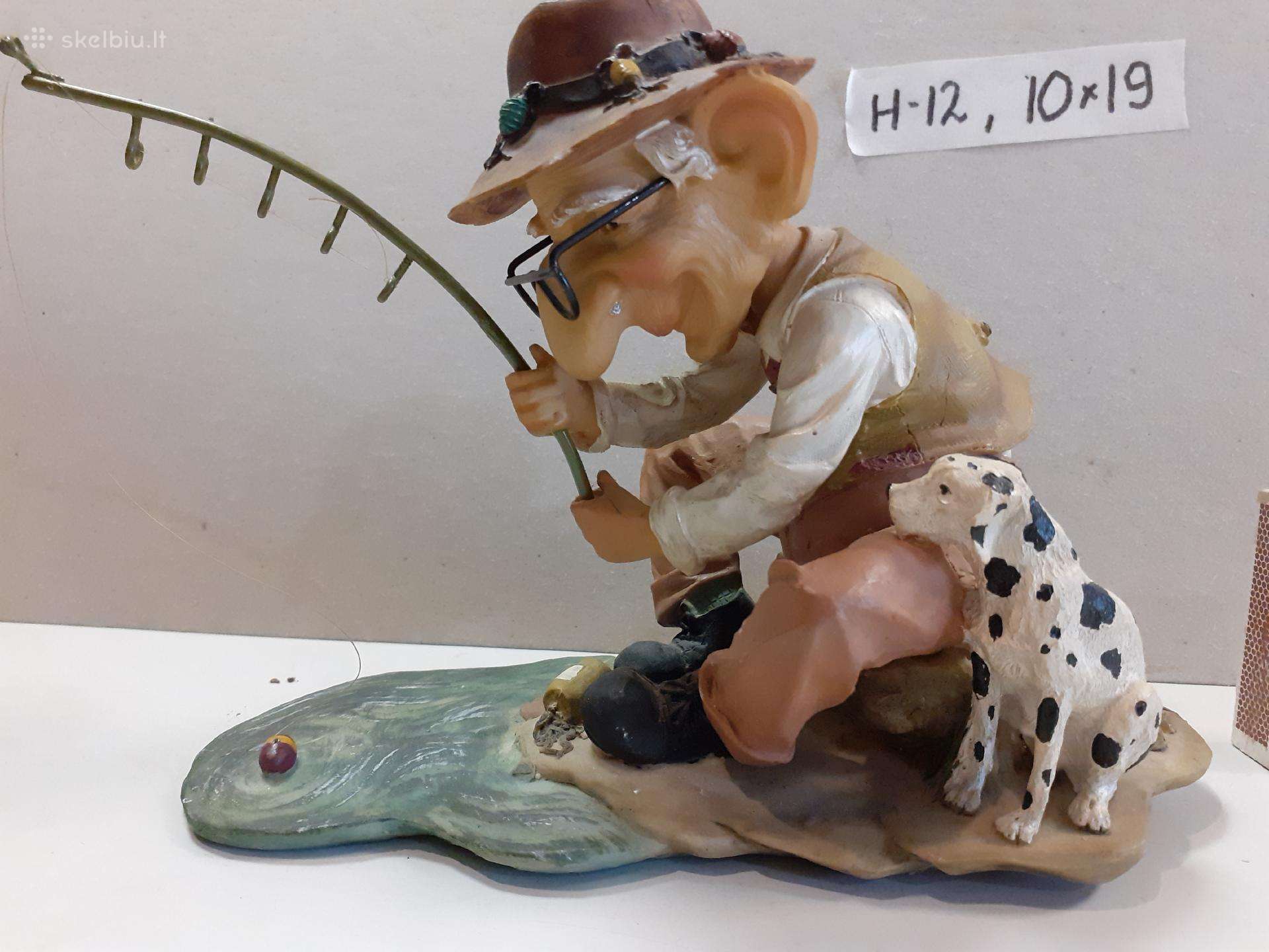Žvejo su šunimi statulėlė judančia galva 10x19cm