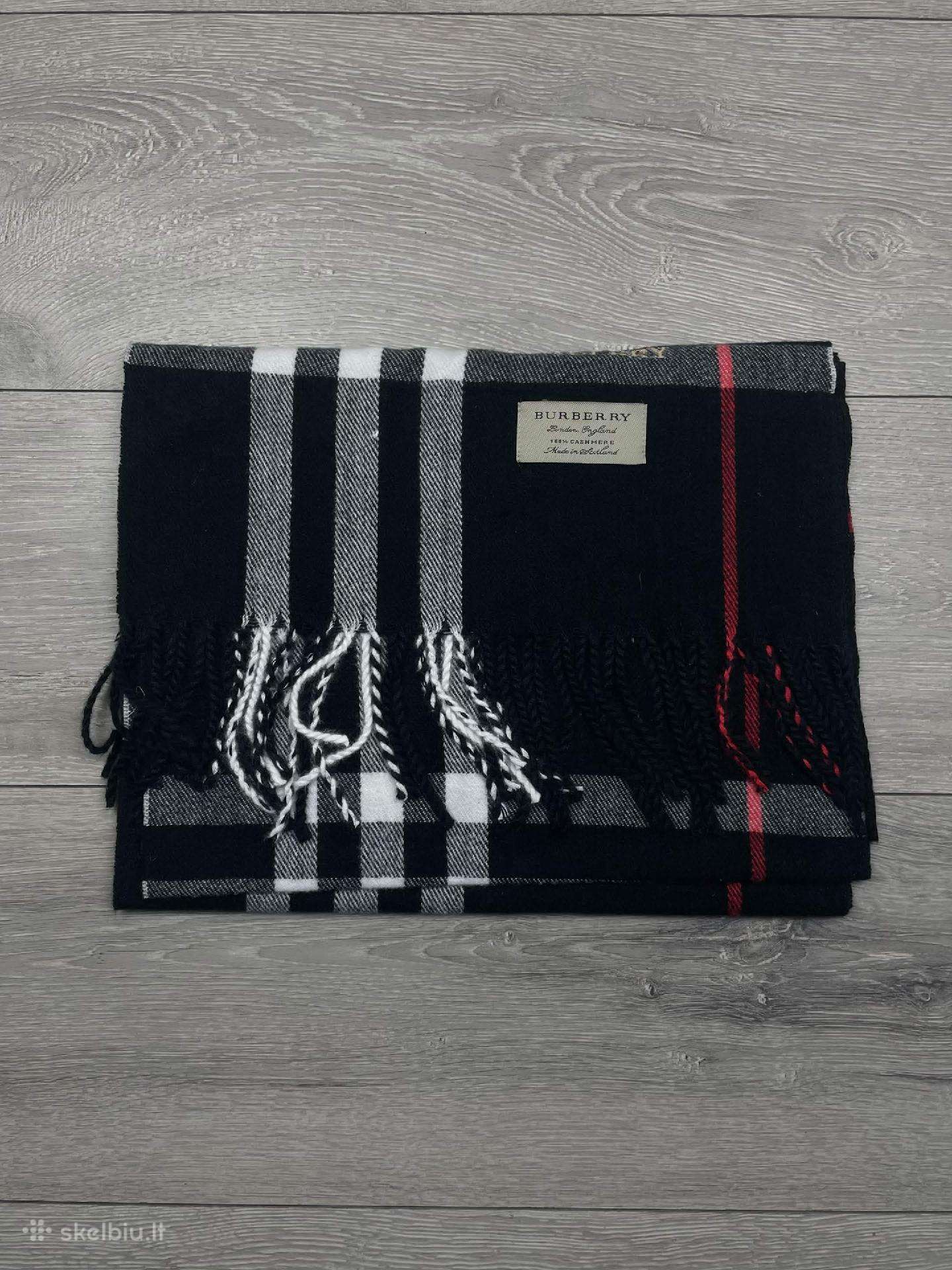 Juodas burberry šalikas