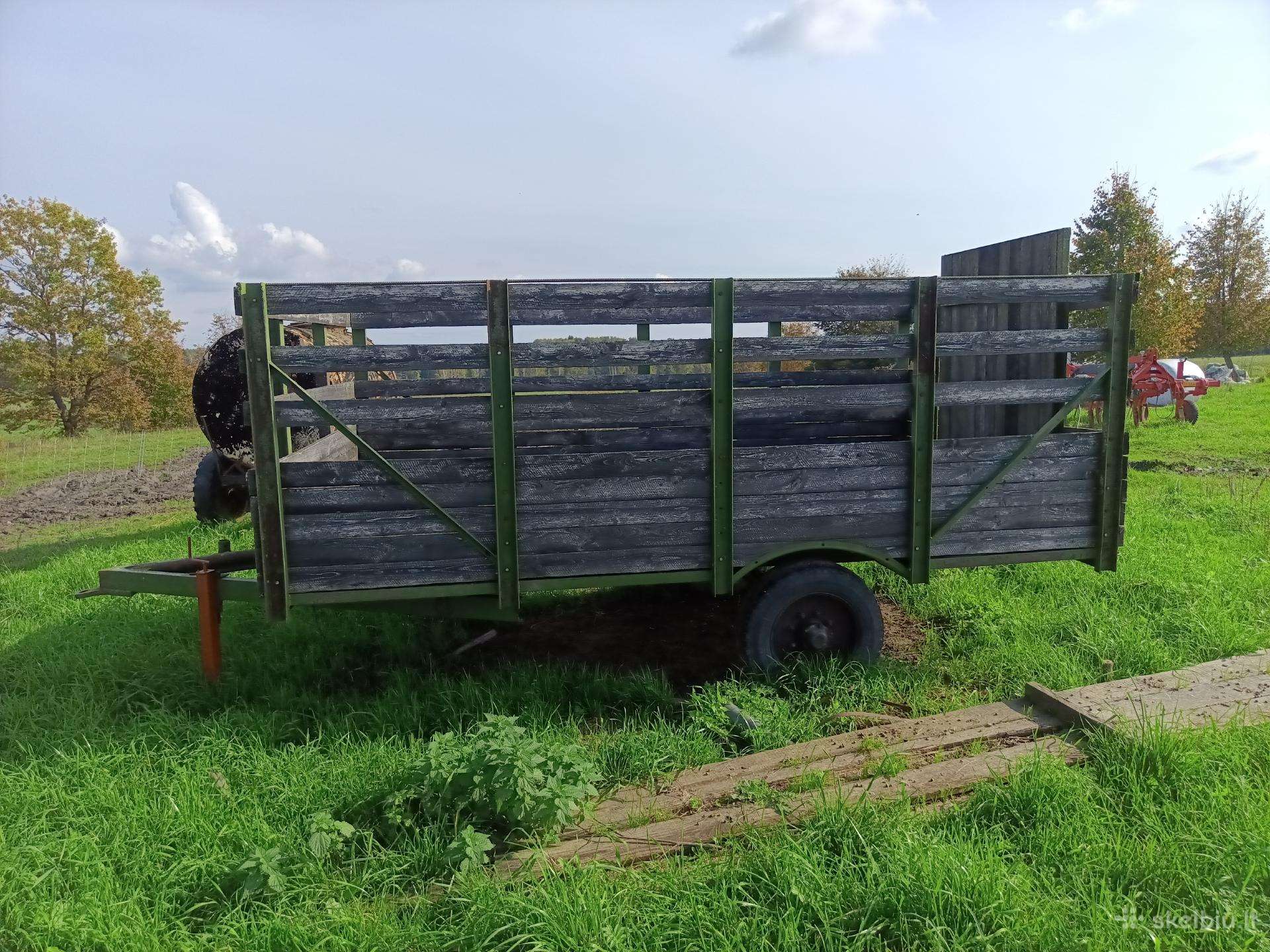 Gyvulių vežimo puspriekabė ir tralas