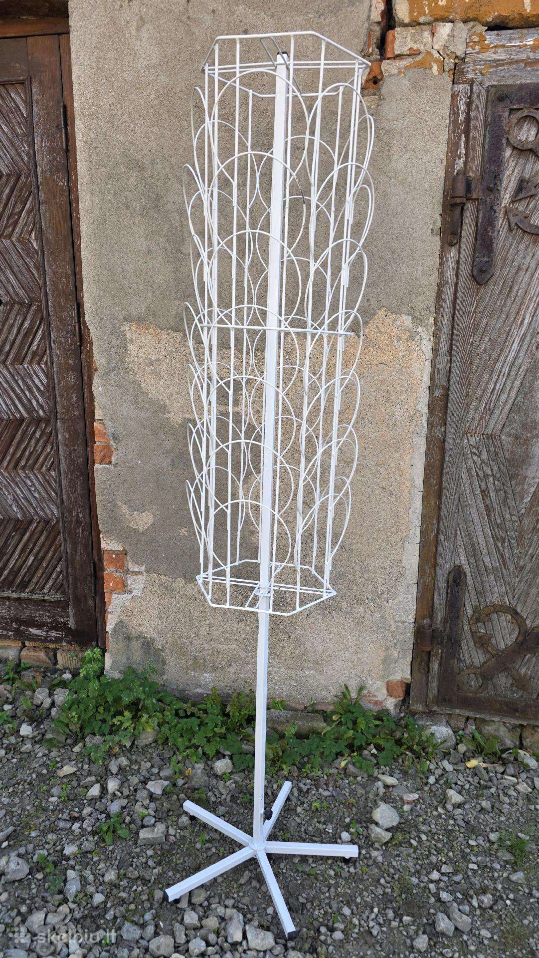 Metalinis baltas stovas kepurėms, sukamas.