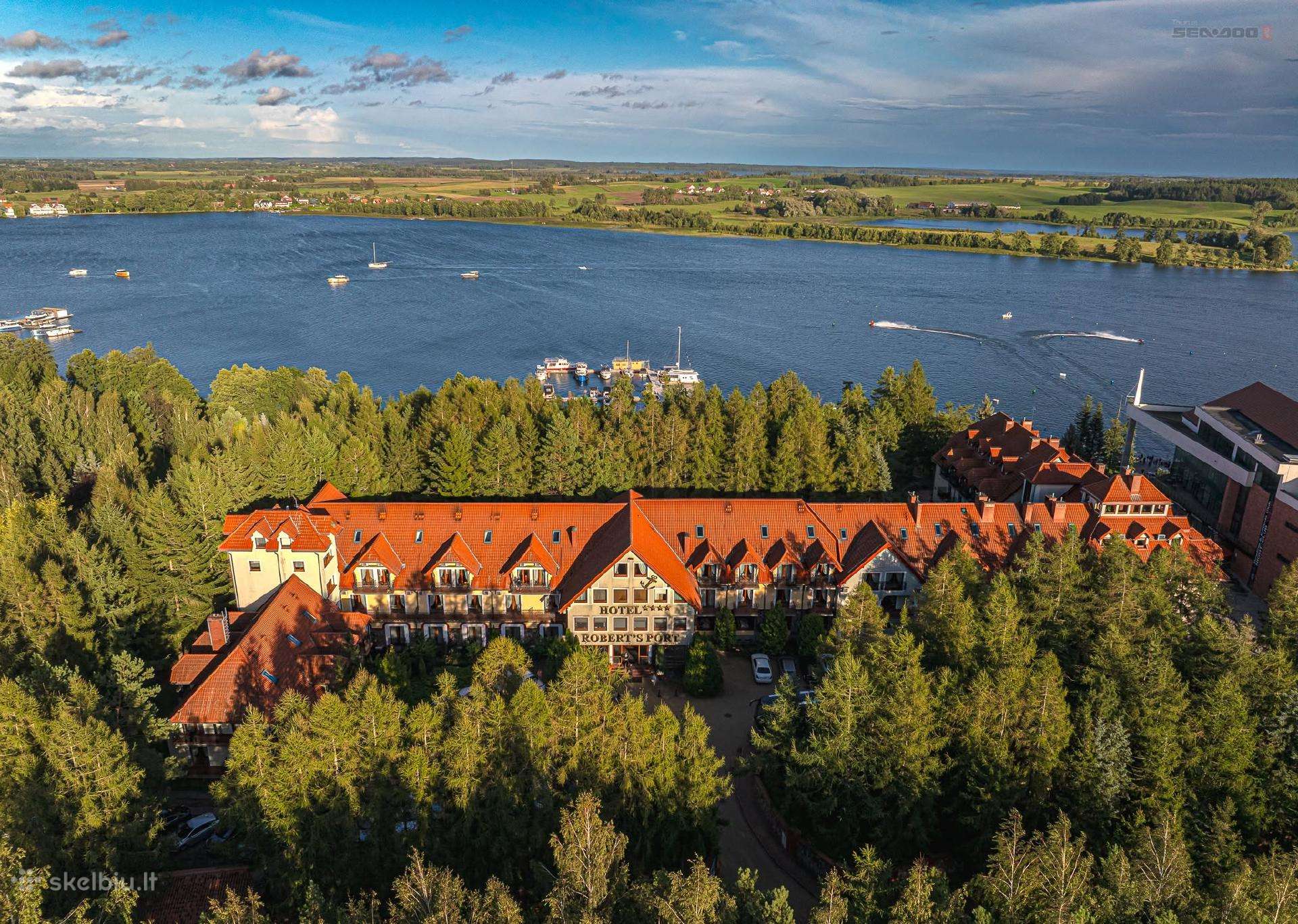 Hotel Roberts Port Lake Resort & Spa