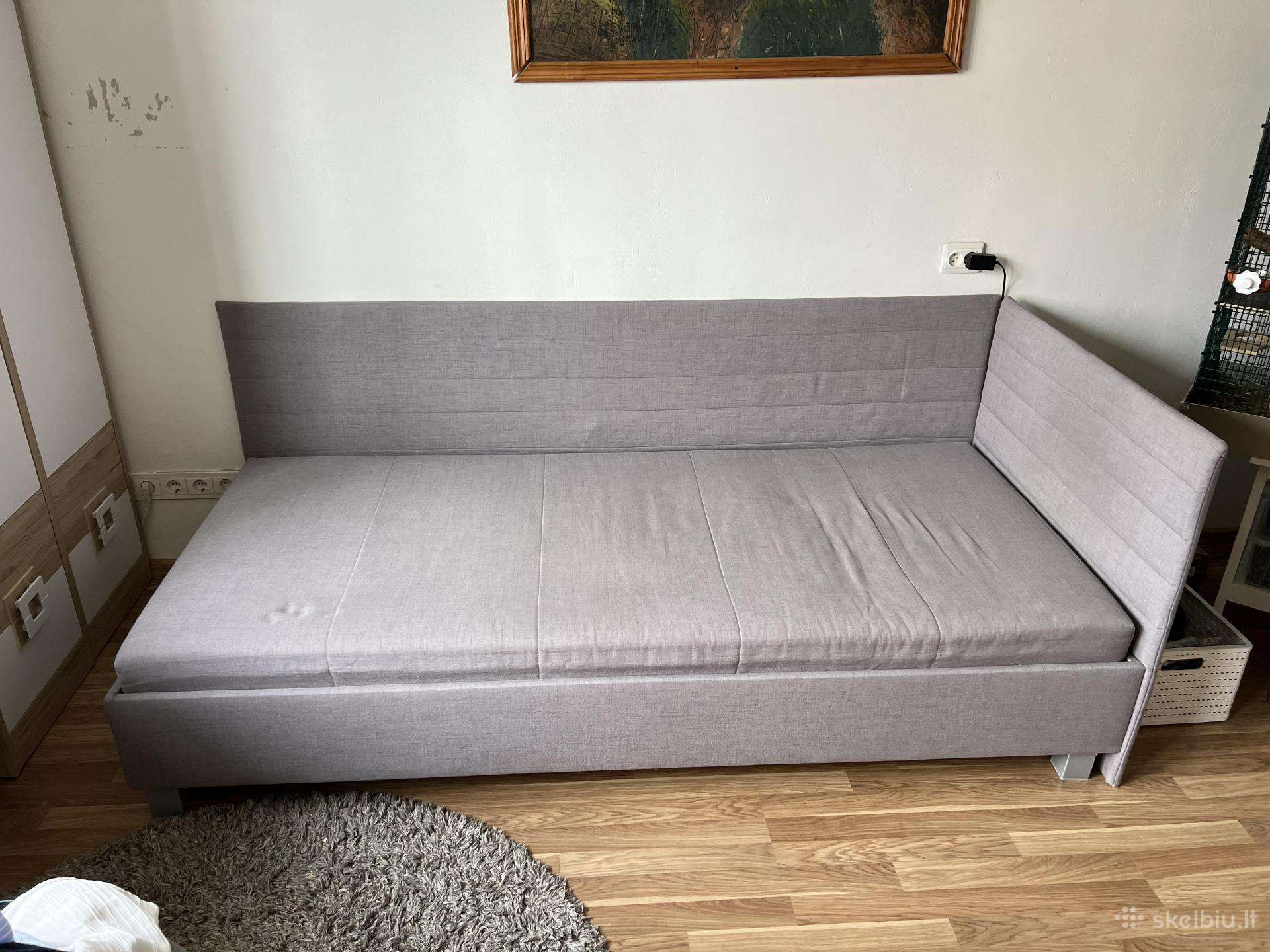 Lova su sienele, grotelėmis, patalynės dėže