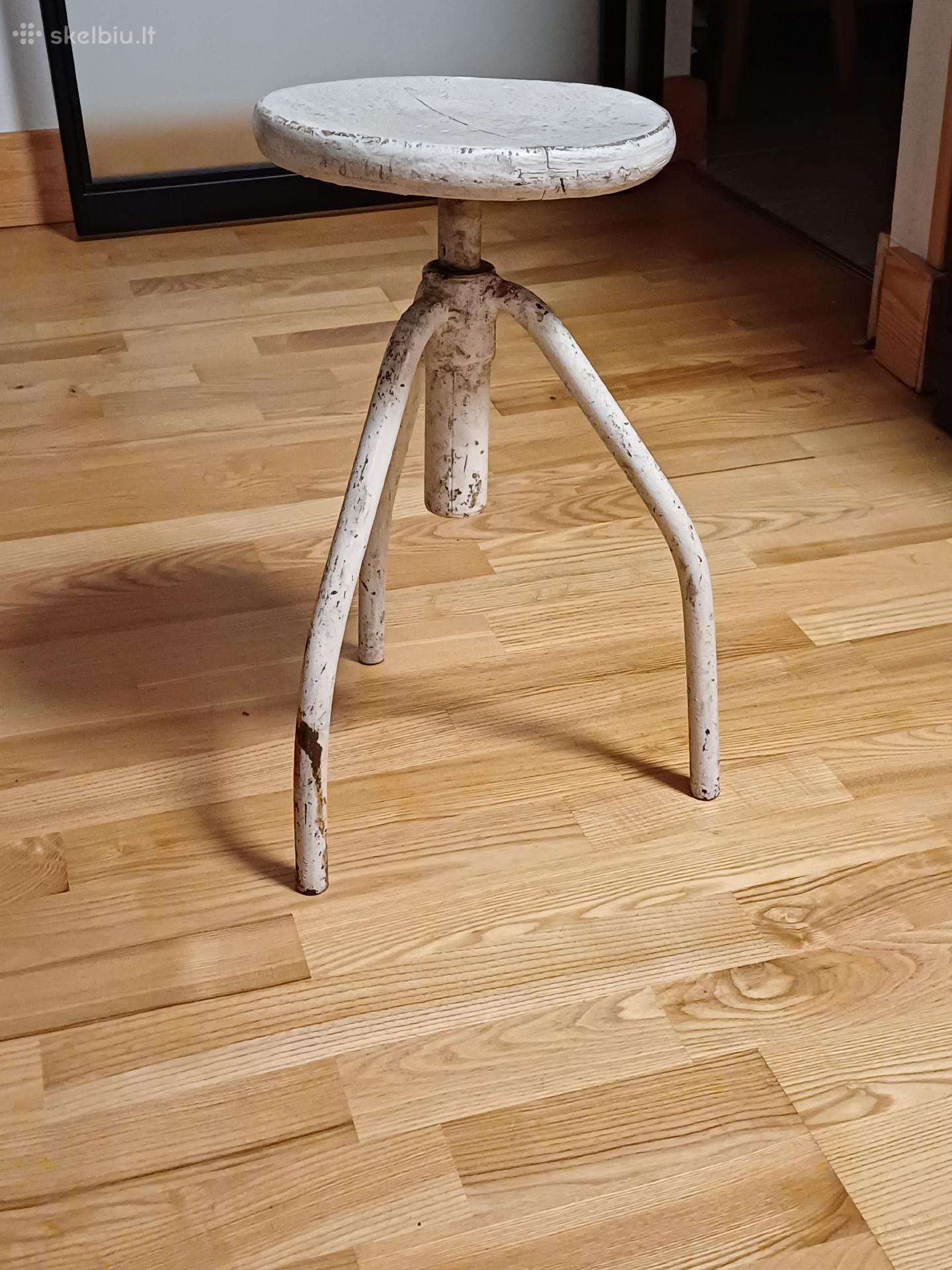 Sraigtinė vaistinės kėdutė