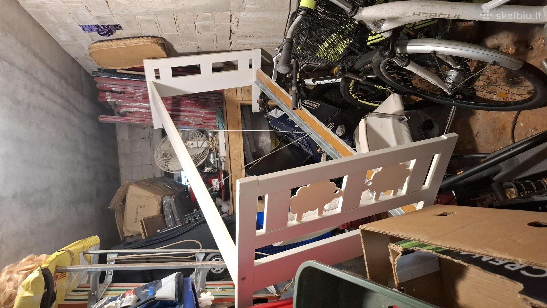 Lova su grotelem ur ciuzinuku ir kede