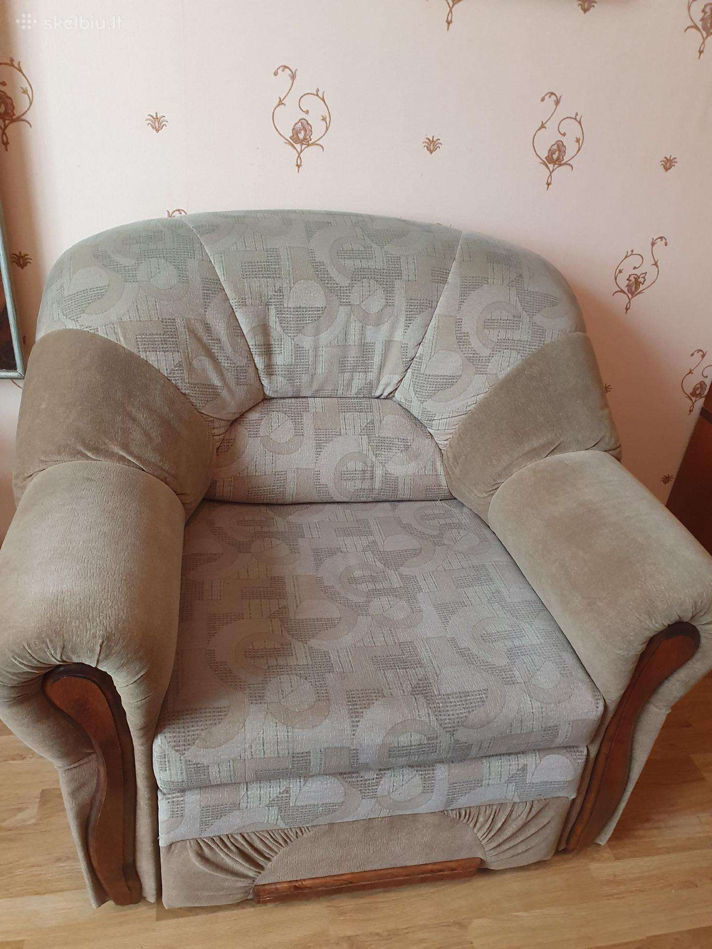 Viegulis miegamas fotelis su patalynės dėže.