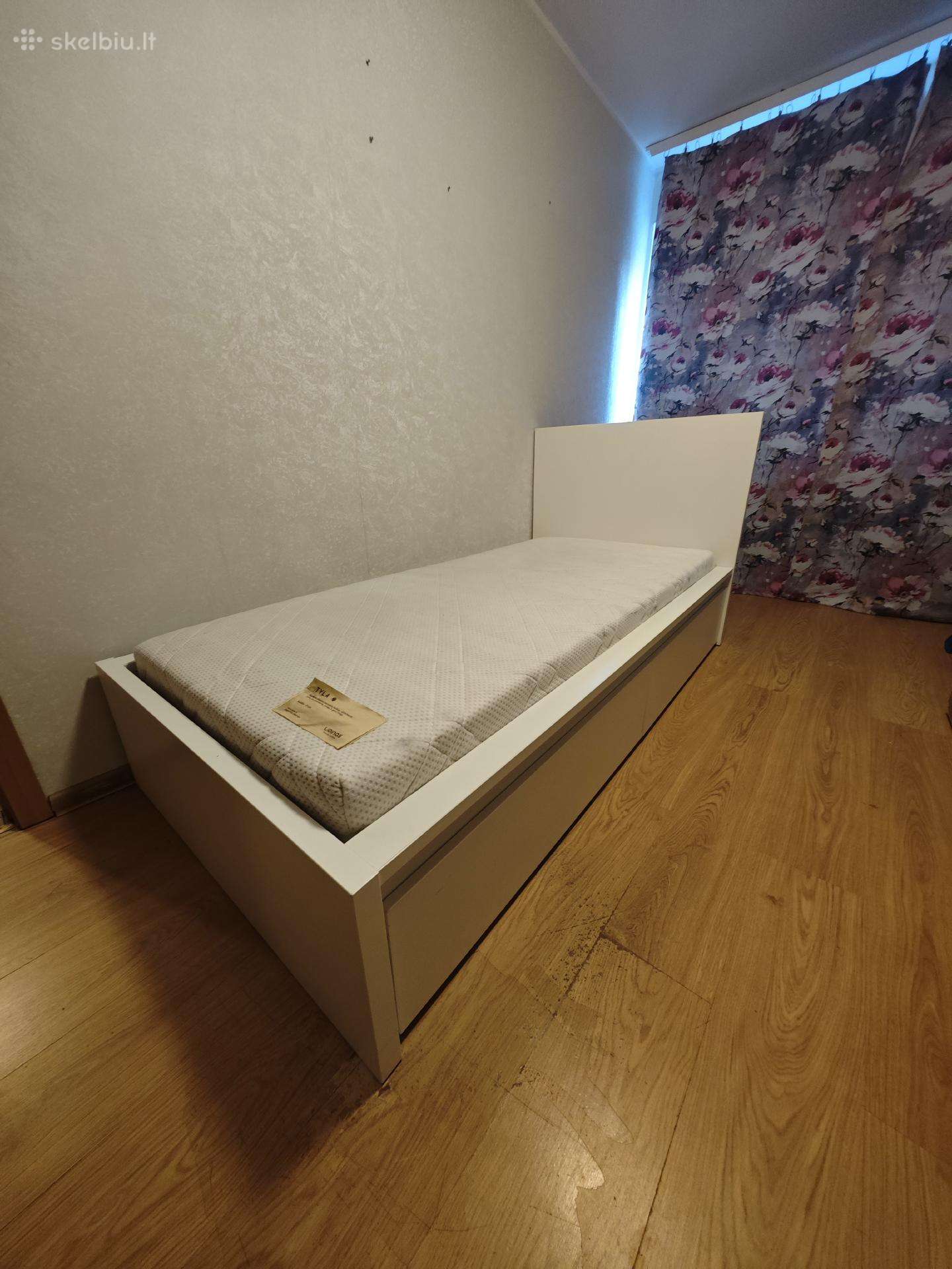Miegama lova su čiužiniu