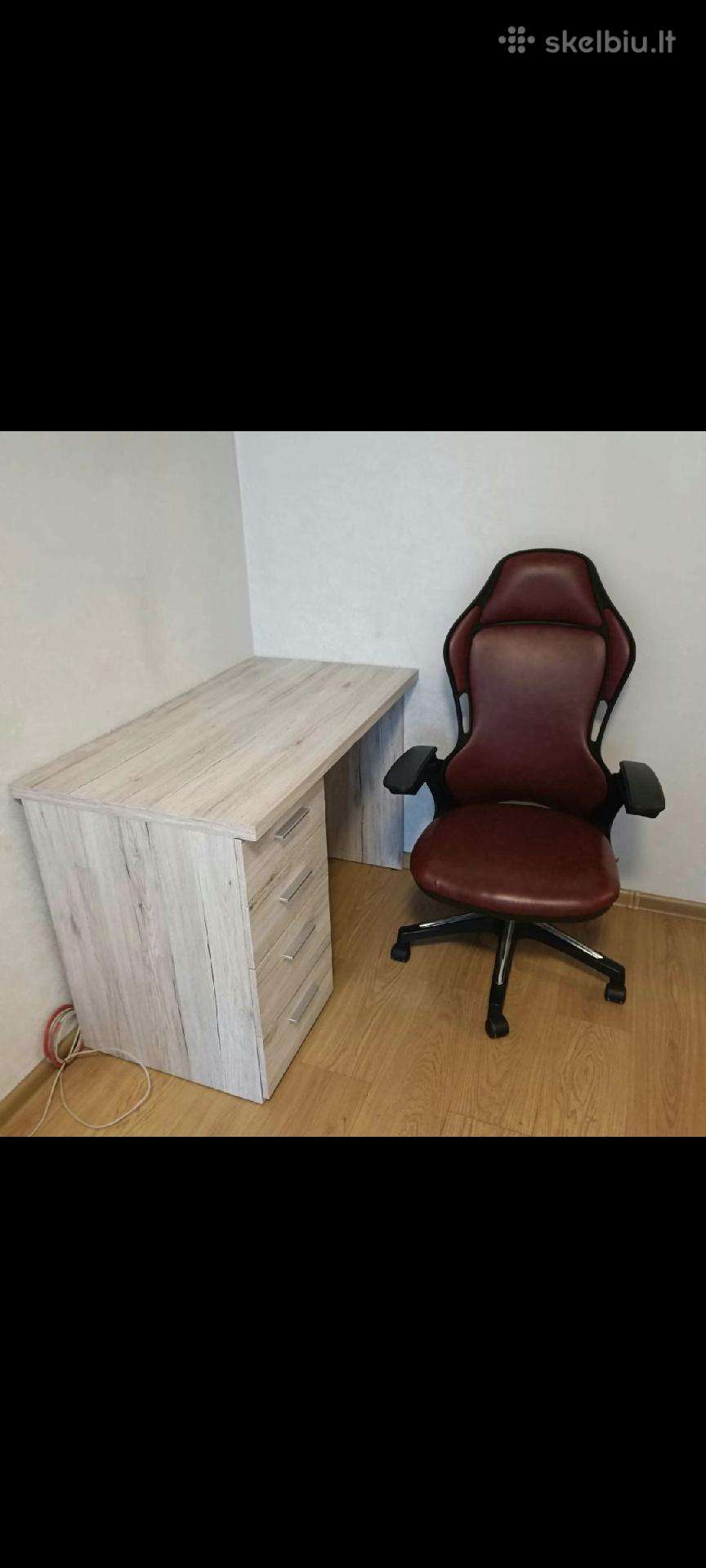 Rašomas stalas ir kėdė.