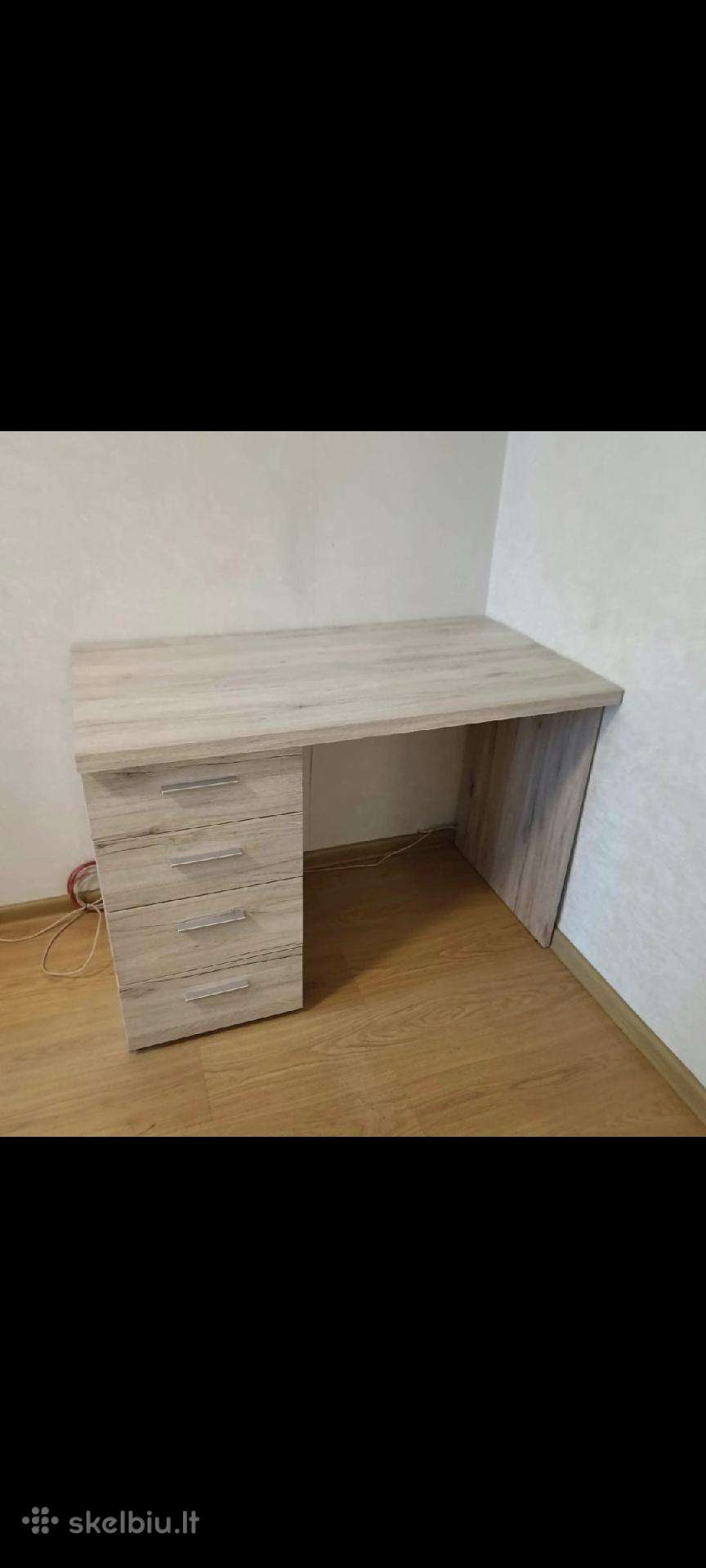 Rašomas stalas.