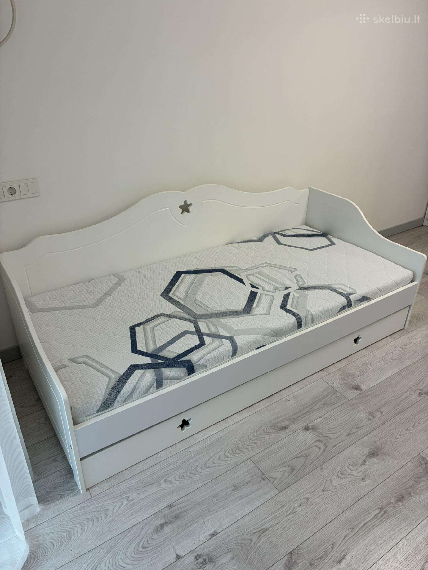 Skubiai parduodama lova su čiužiniu 90x200 cm