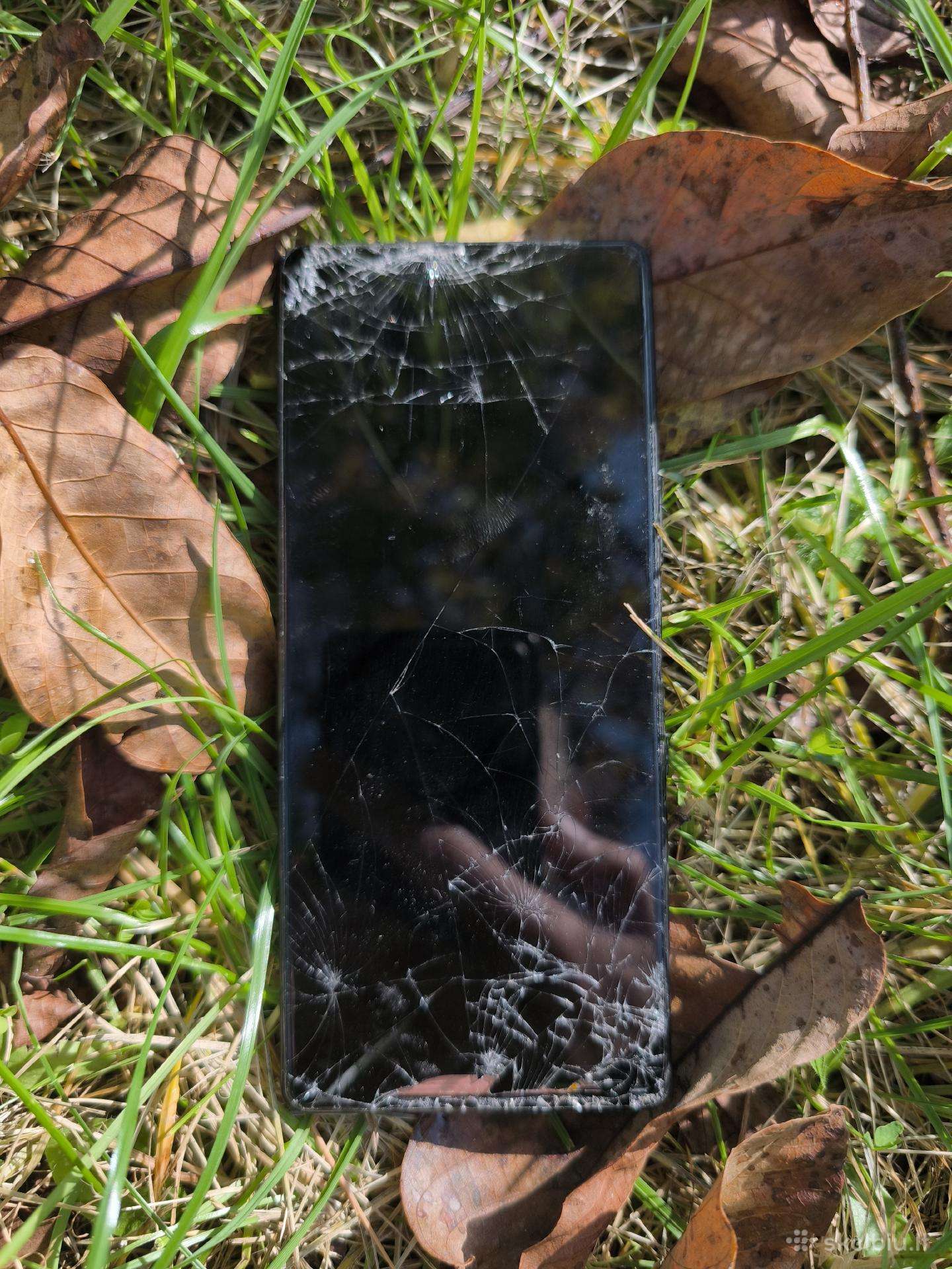Sony Xperia L4 daužtas, displayus rodo gyvybę