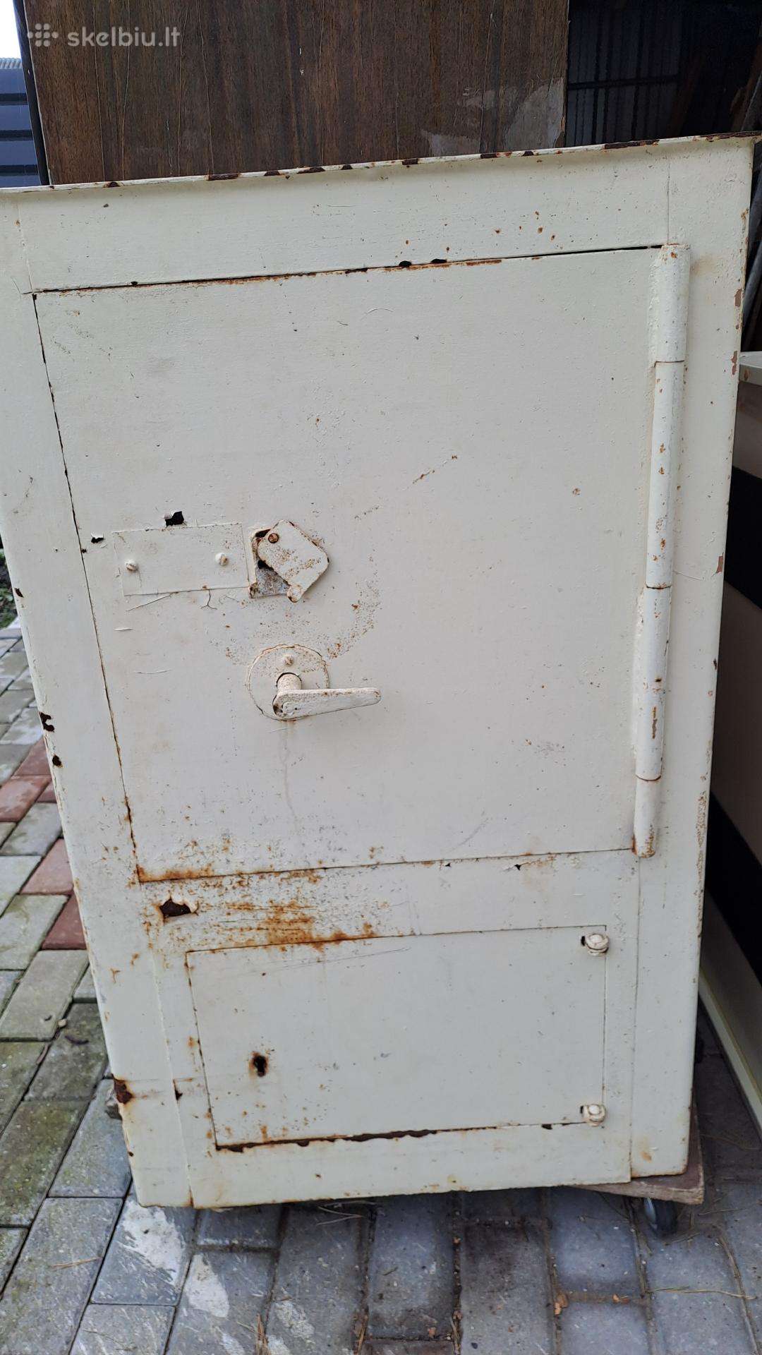 Parduodamas senovinis dvigubas seifas