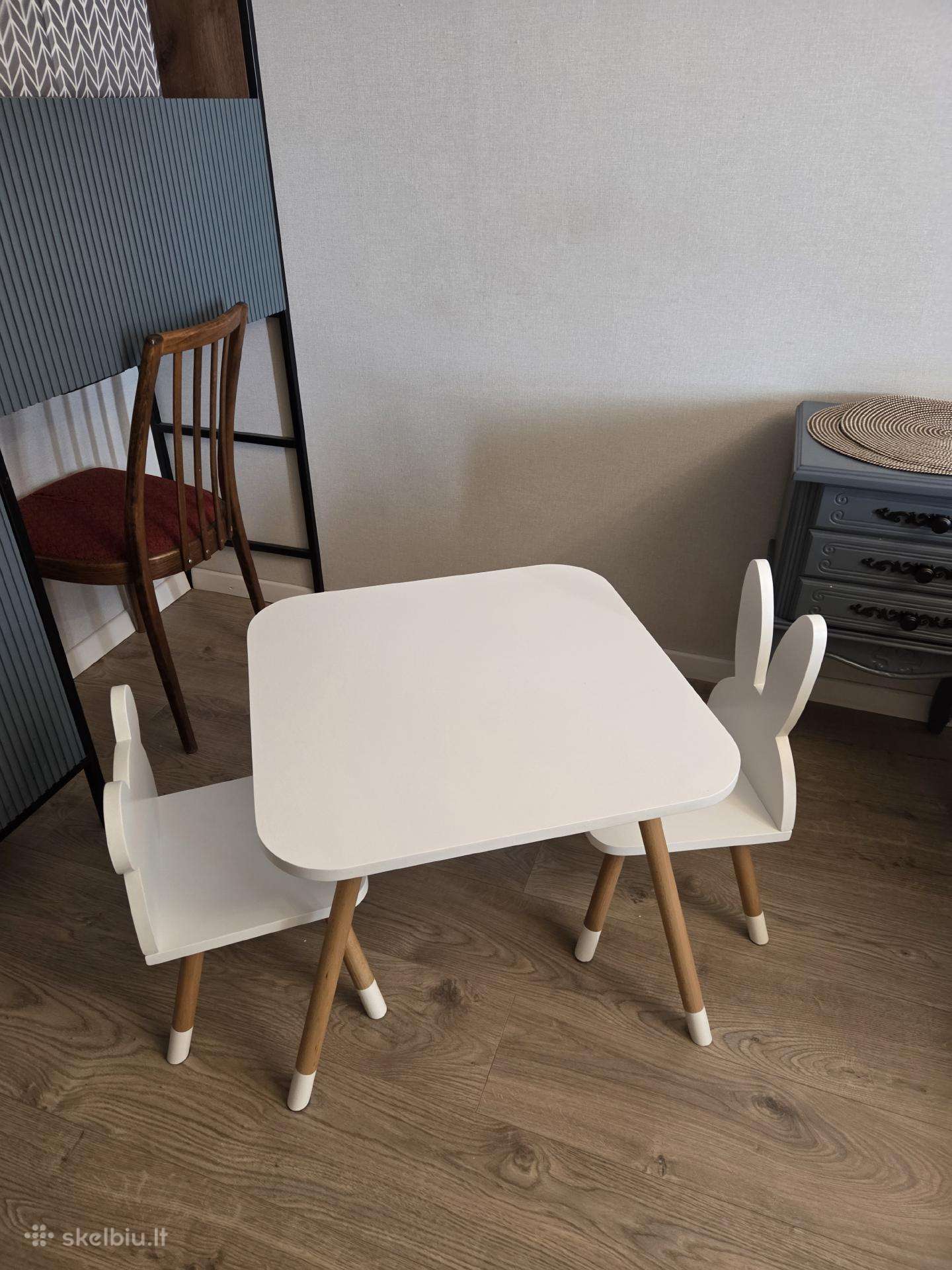 Vaikiškas staliukas ir dvi kėdutės