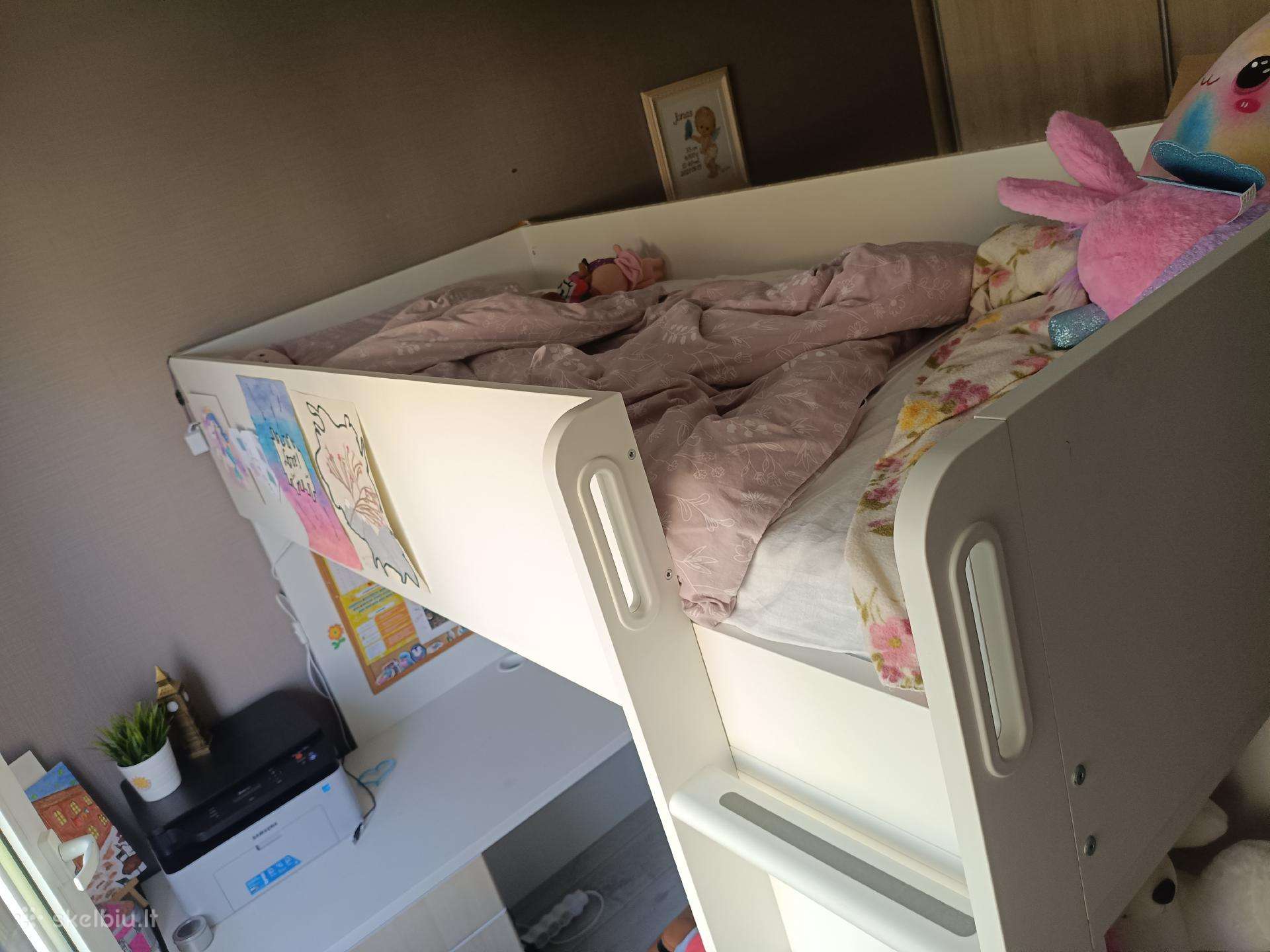 Vaikiška lova su rašomuoju stalu ir spinta!