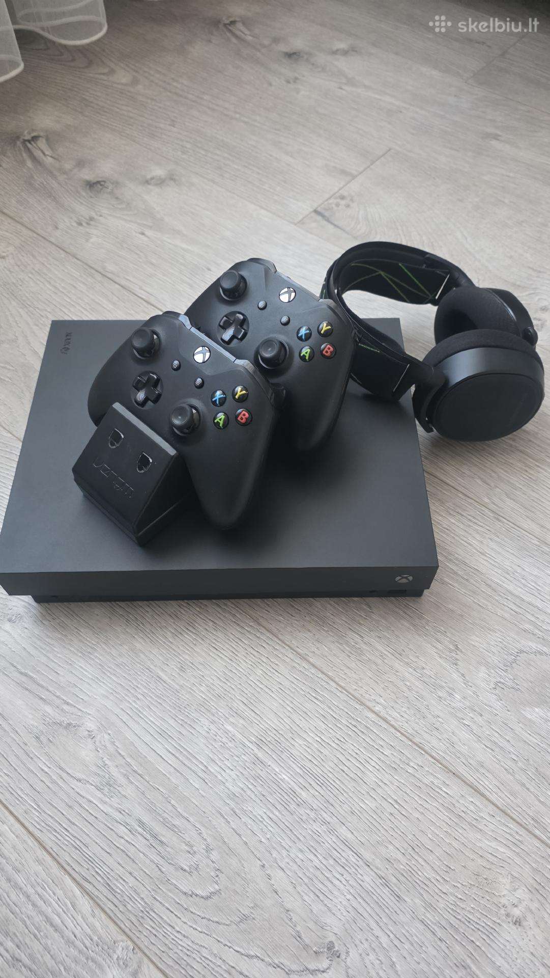 Puikios būklės Xbox One X (1tb) + 2 pulteliai,