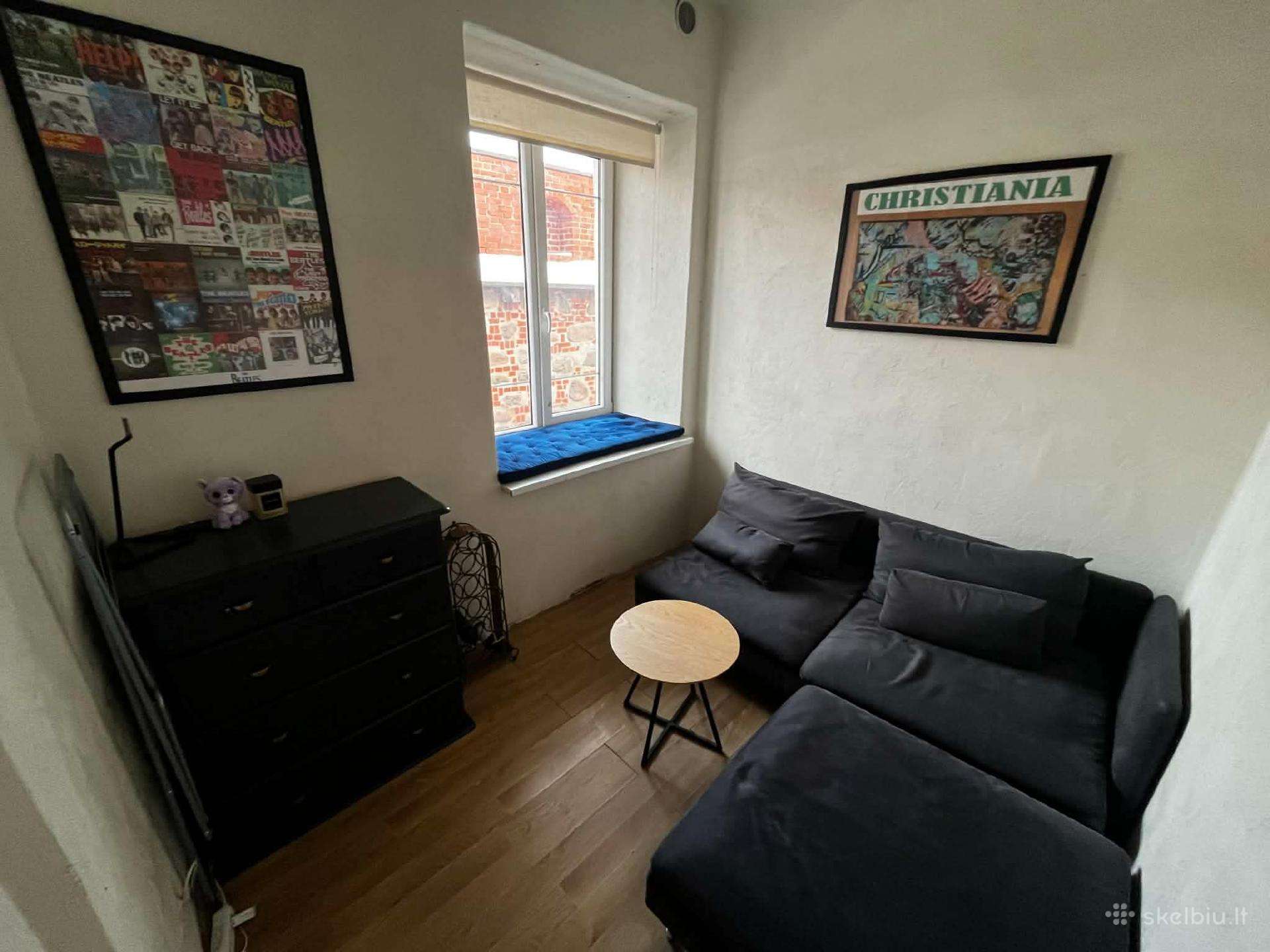 Sofa su staliuku
