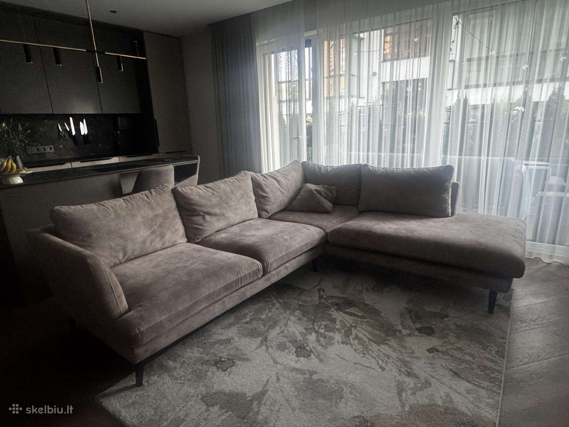 Kampinė smėlio spalvos sofa 2730x 2290