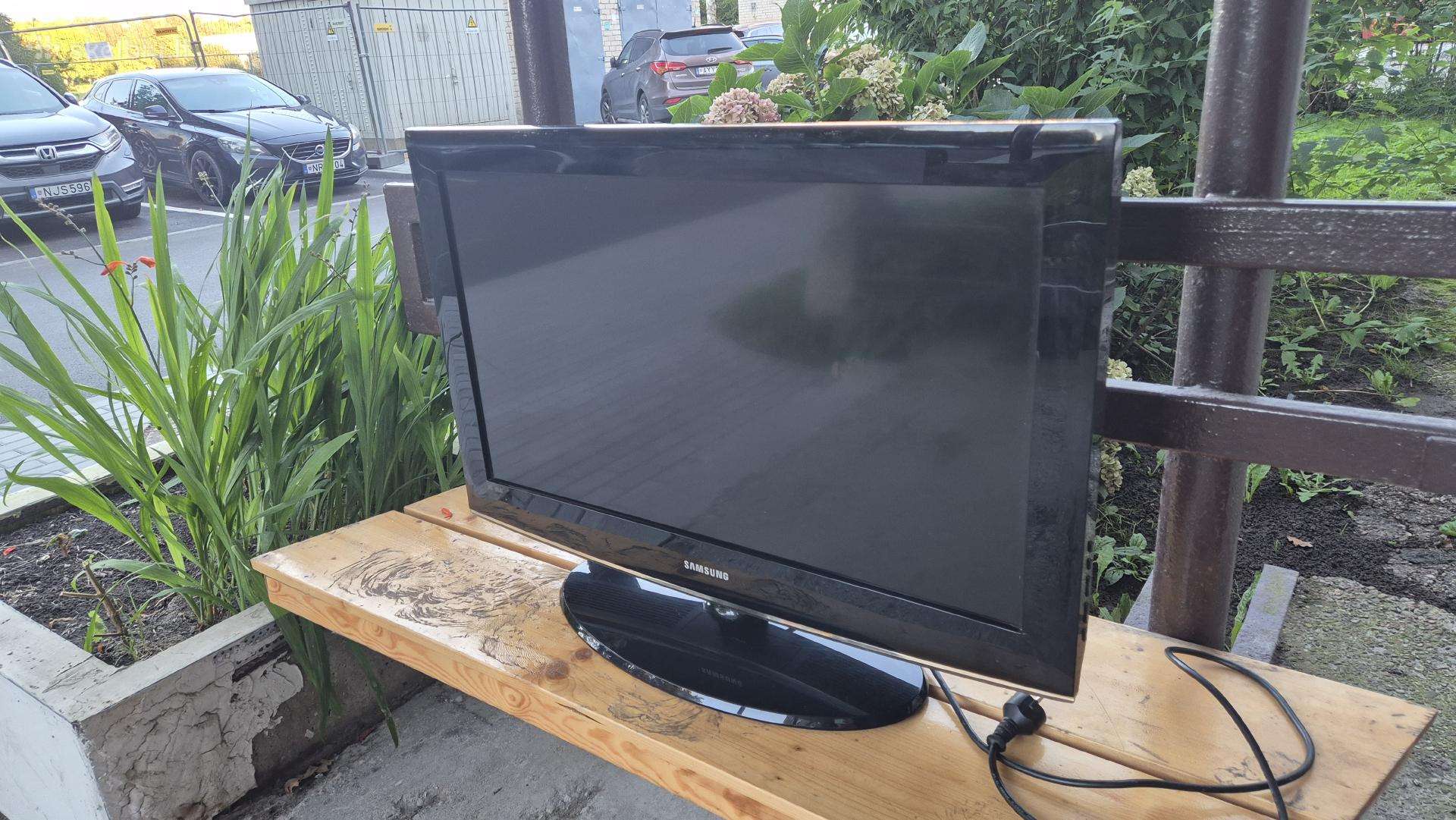 Samsung 82 cm LCD televizorius + pultelis