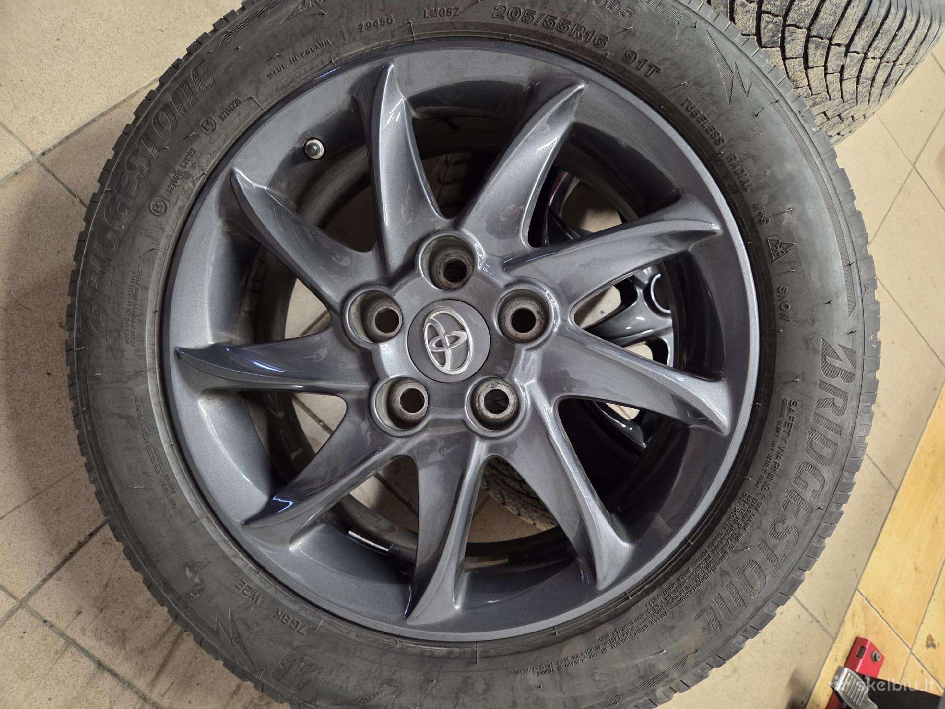 Toyota ratai+bridgestone Blizzak Lm005 205/55/r16