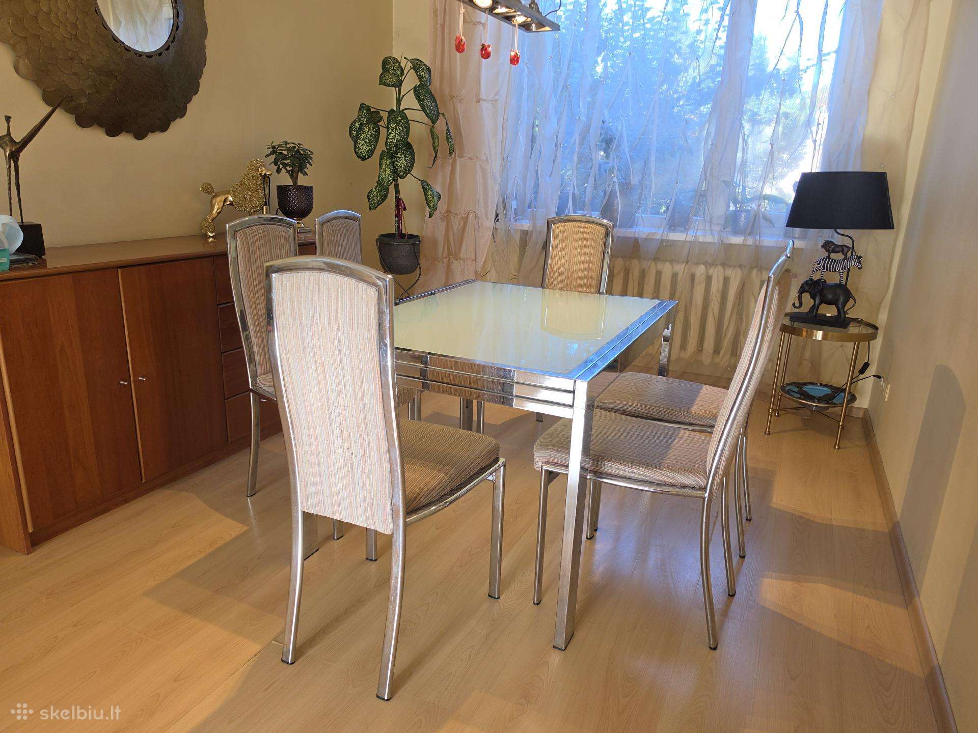 Išskleidžiamas stiklinis stalas su 8 kėdėmis