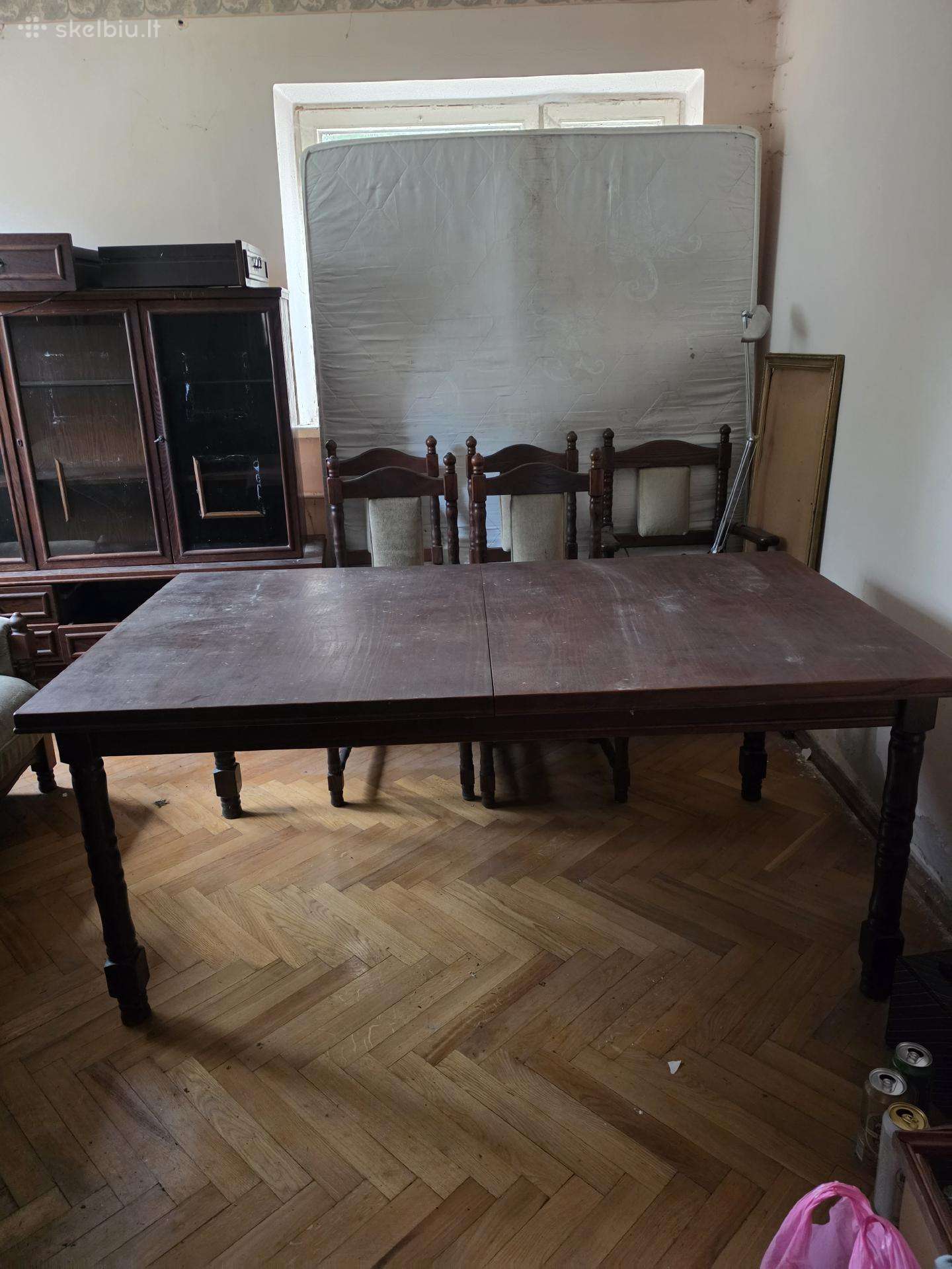 Parduodamas medžio masyvo stalas su kėdėmis