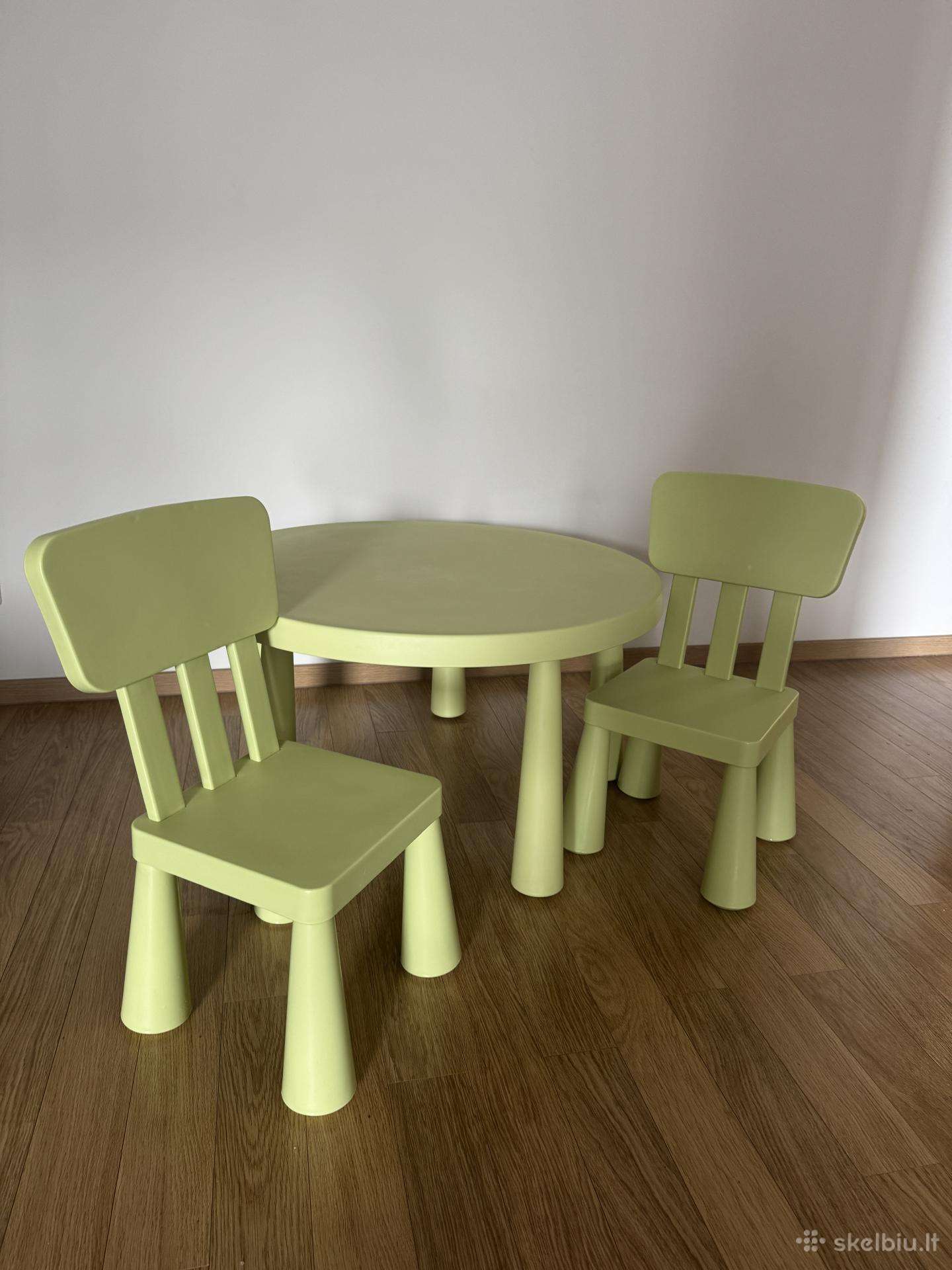Ikea Mammut vaikiškas stalas su 2 kėdutėmis