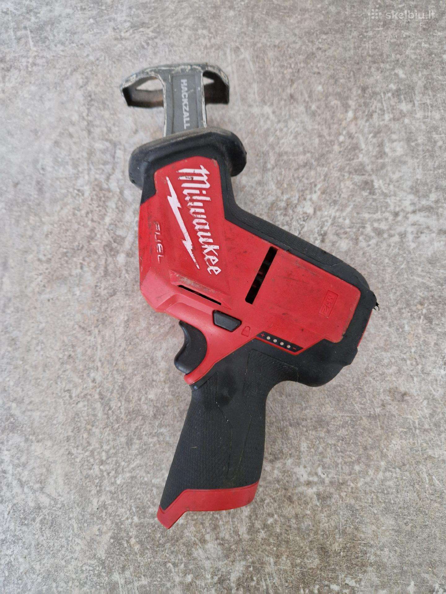 Milwaukee m12 tiesinis pjuklas