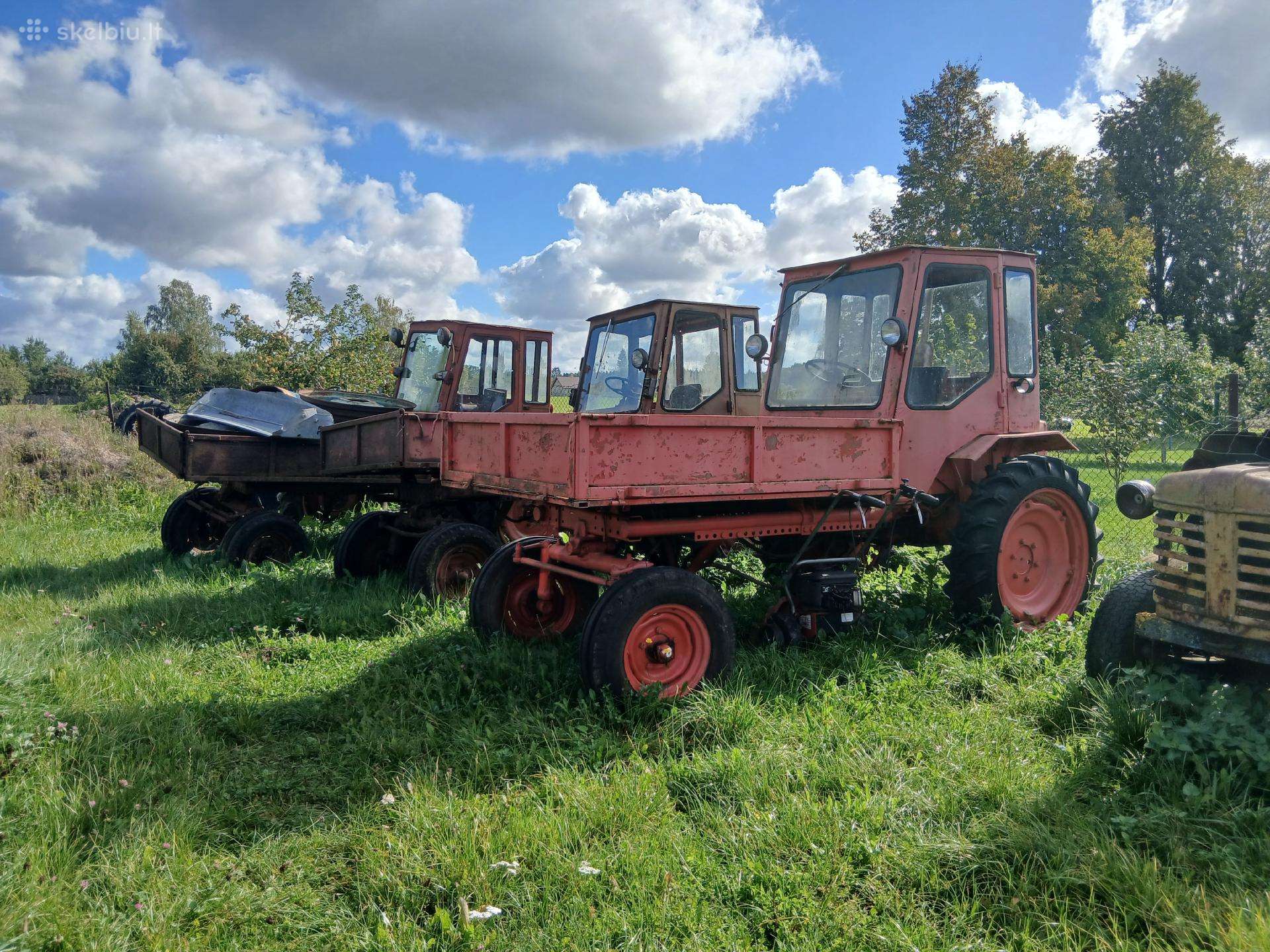 Parduodami traktoriai ir jų dalys